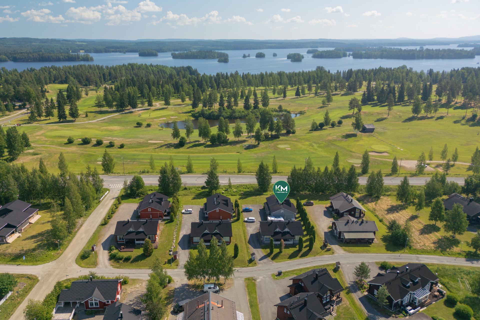 Golfkentän läheisyydessä