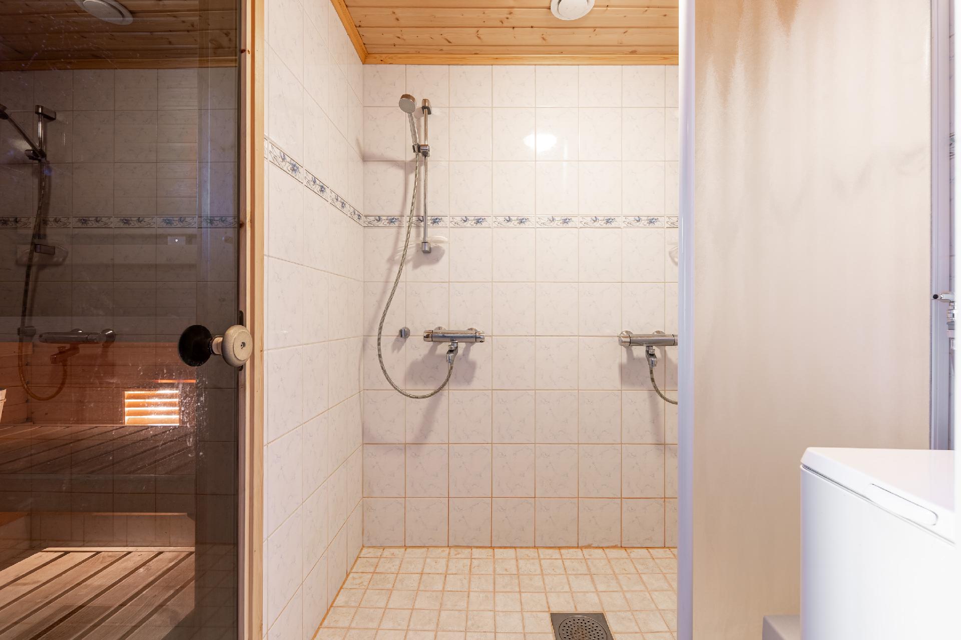 Kph ja sauna alakerrassa