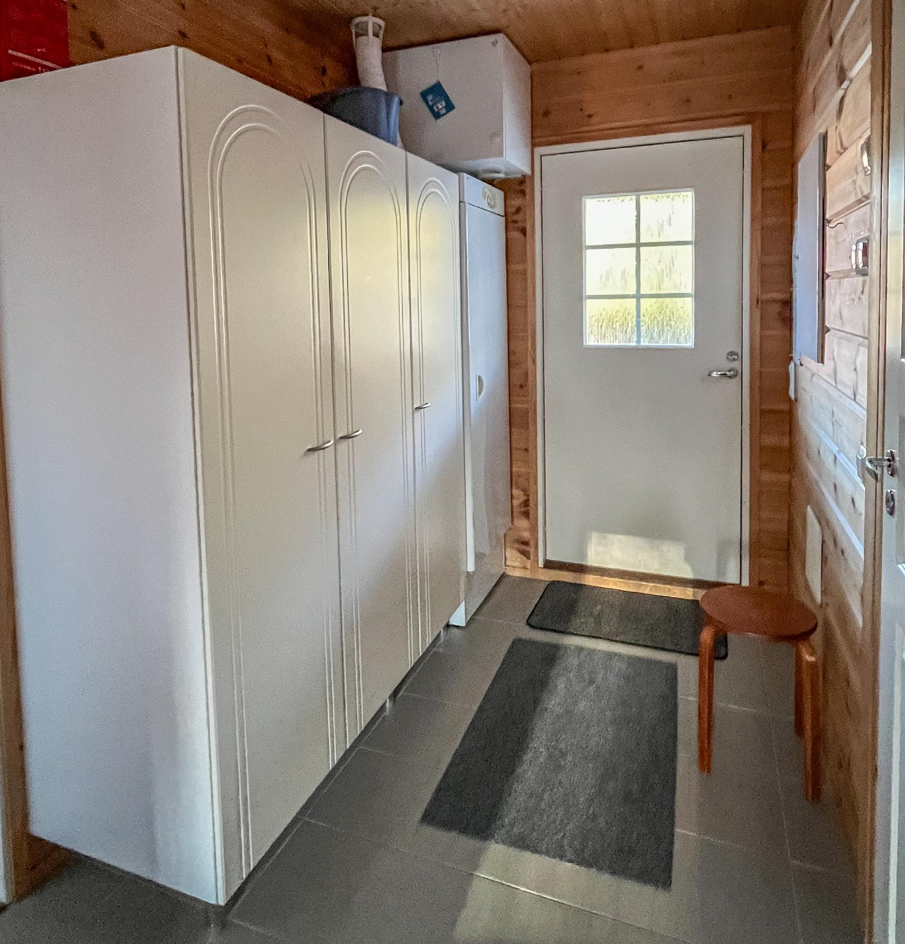 Eteisessä kuivauskaappi ja kaappitilaa ulkovaatteille