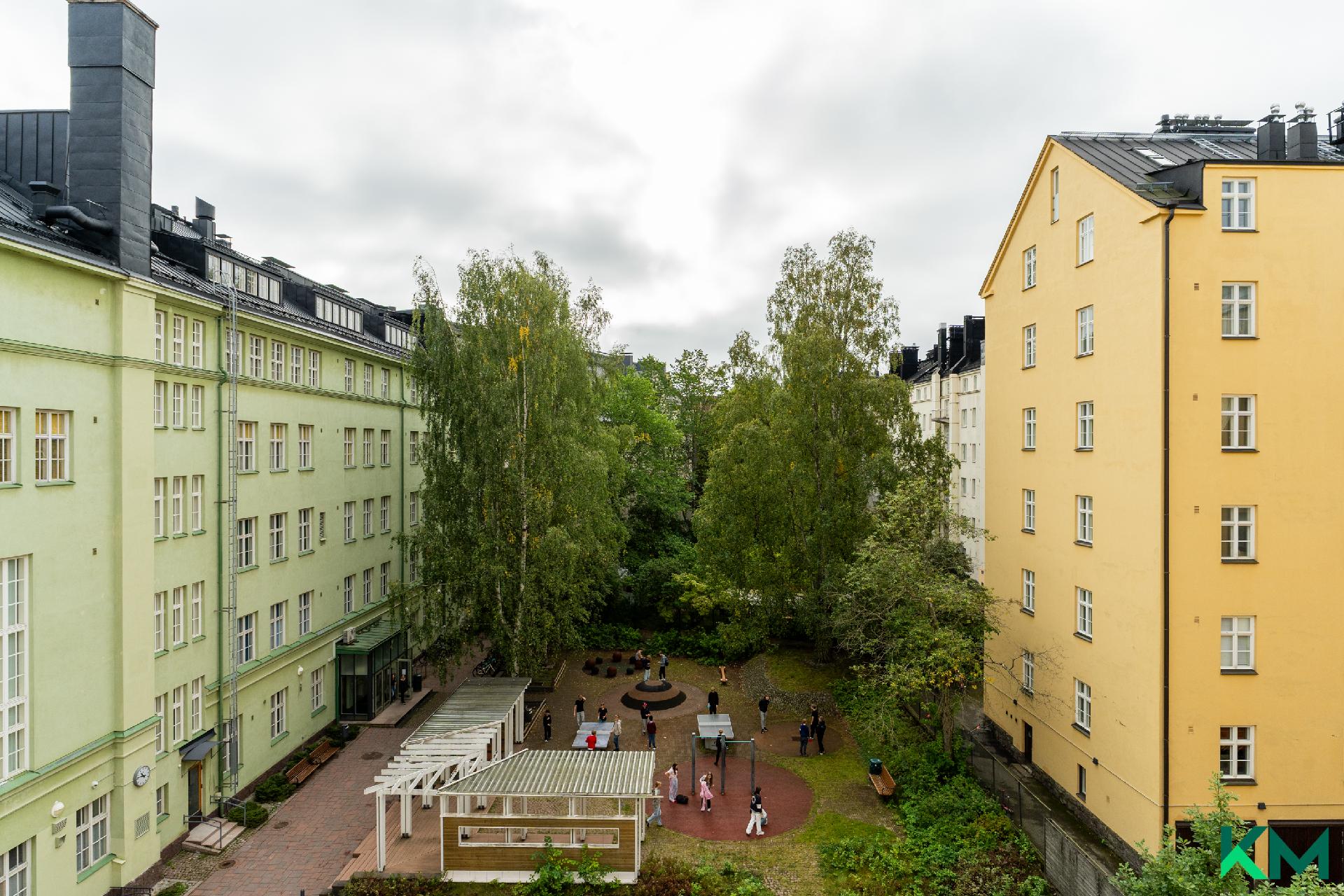 Näkymä vehreälle ja avaralle sisäpihalle