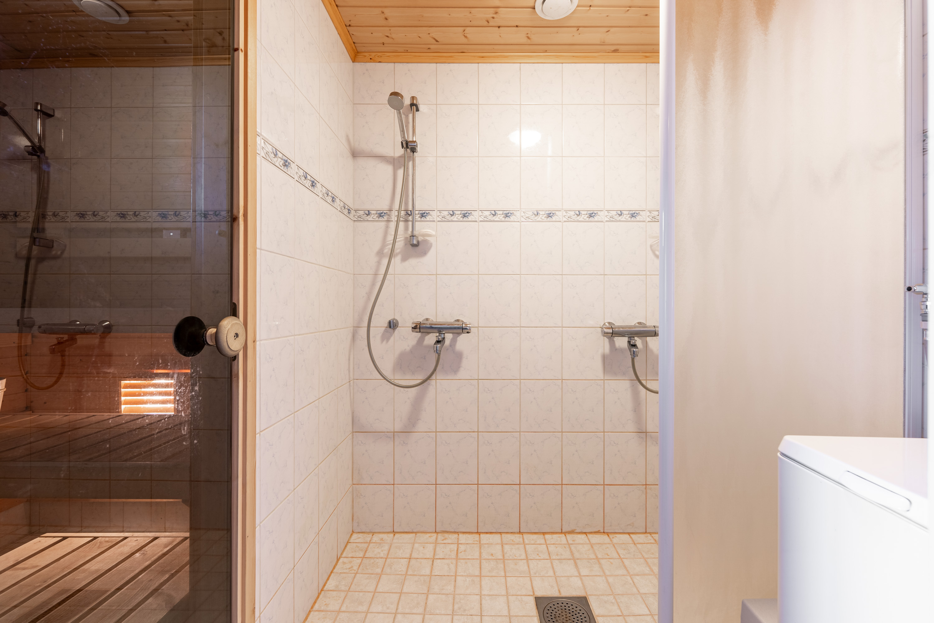 Kph ja sauna alakerrassa