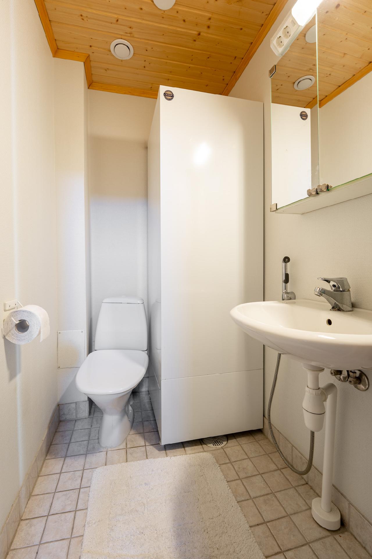 Alakerran erillinen wc