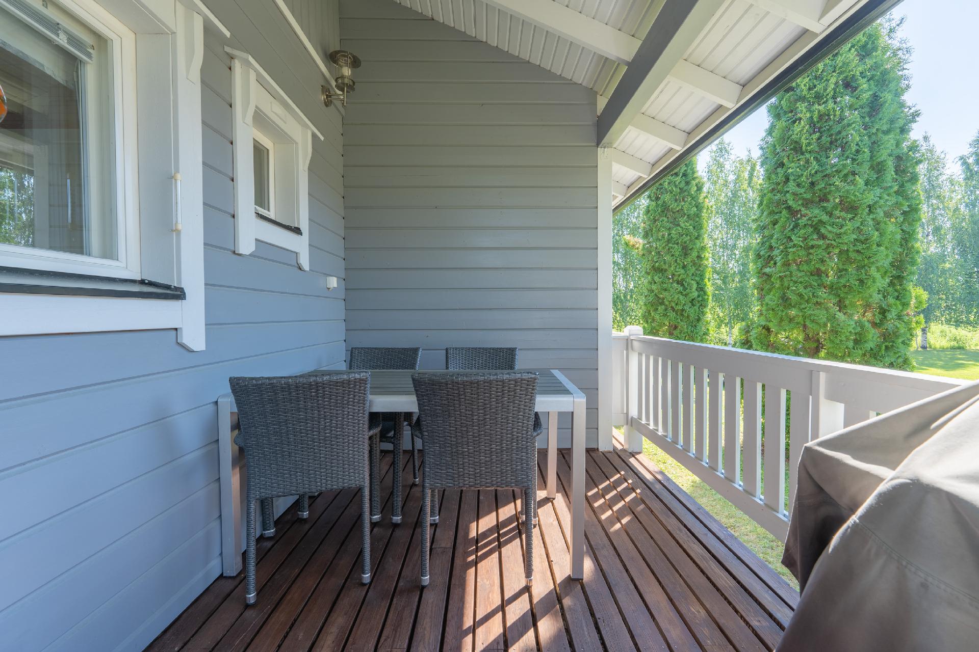 Takapihalla katettu terassi