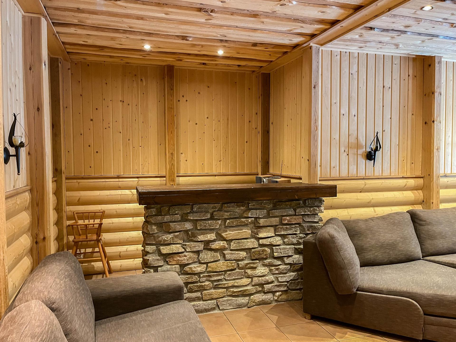 Kellarikerroksen baaritiski 