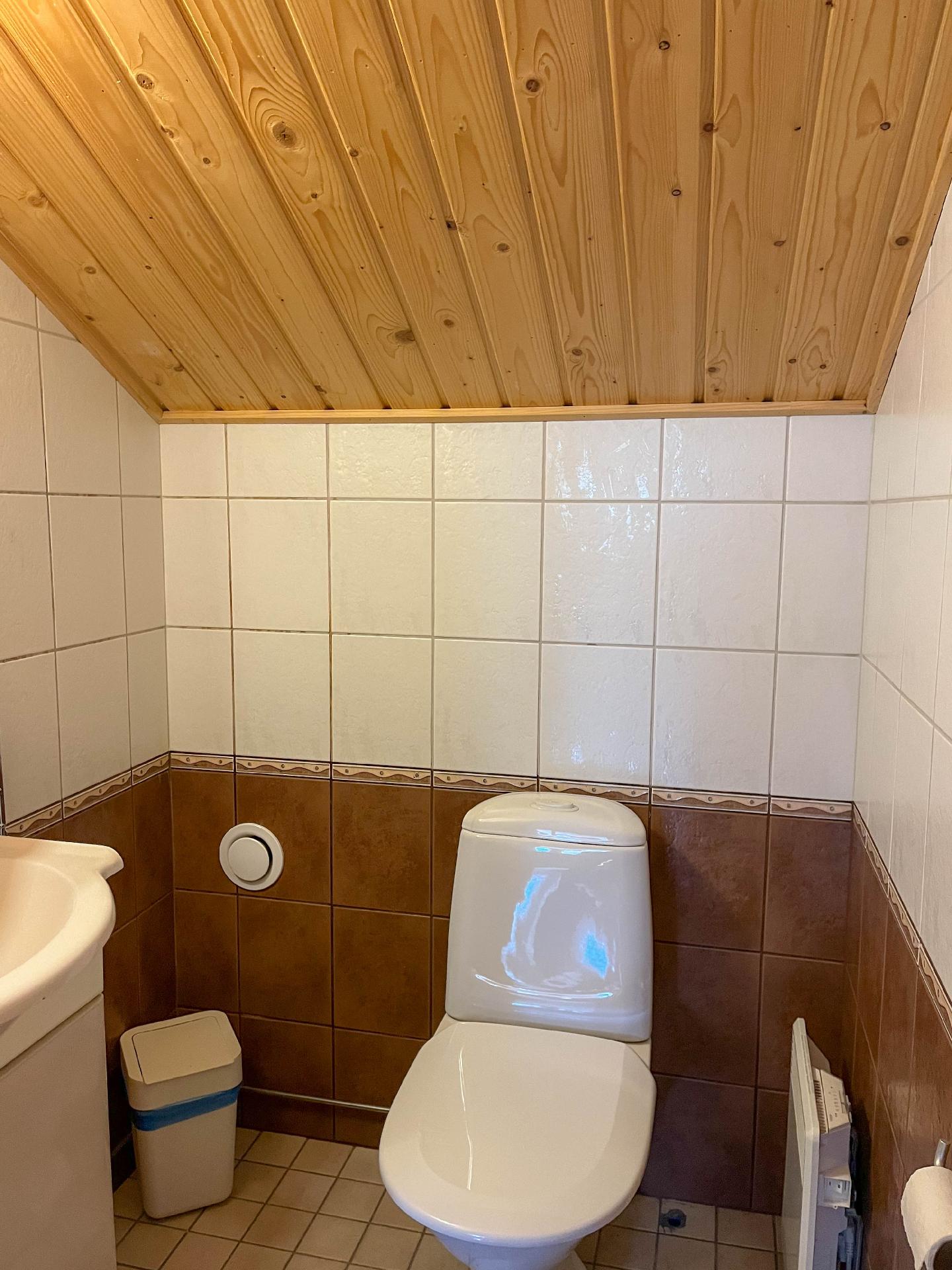 Yläkerran erillinen wc