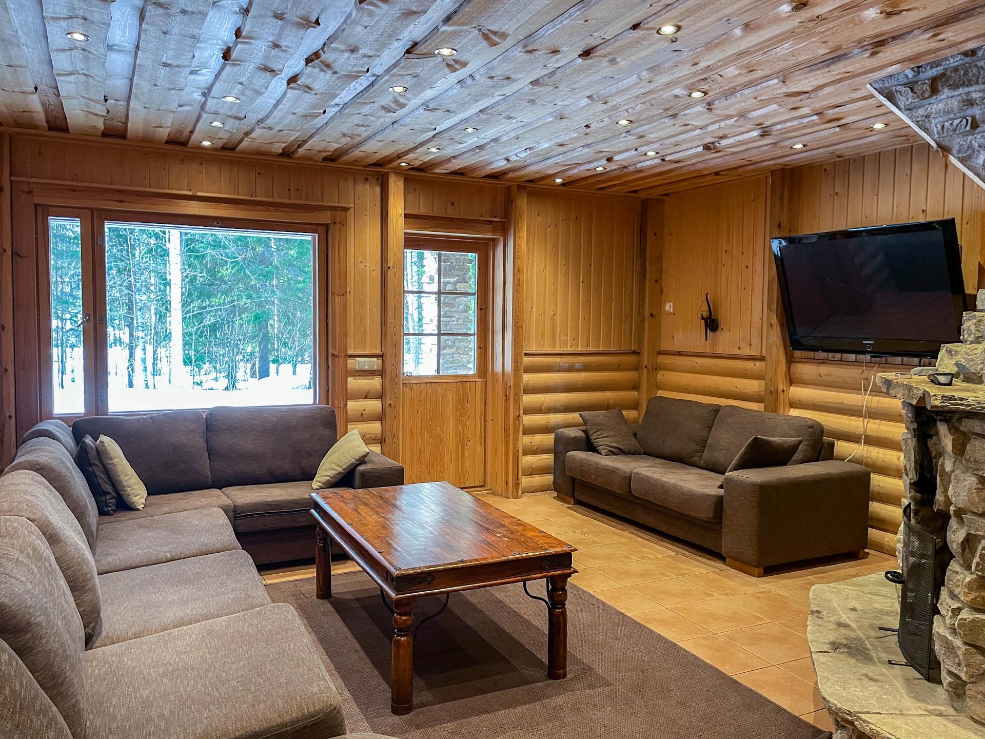 Takkahuoneesta käynti pihaan / alaterassille