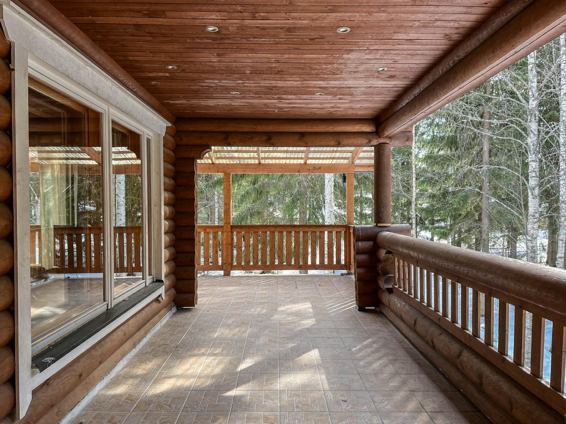 Keskikerrosta kiertävät terassit