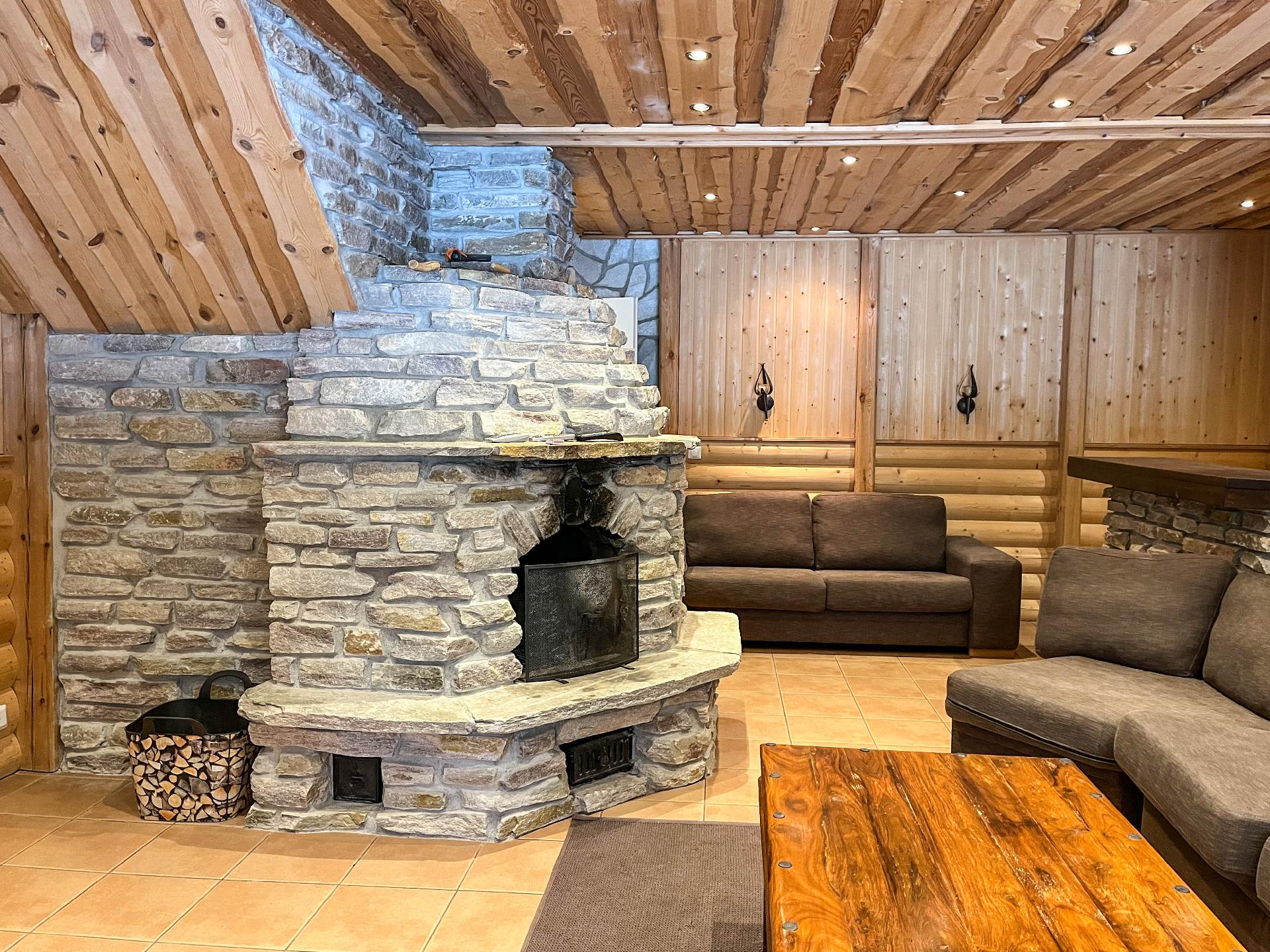 Takkahuoneessa komea kivitakka