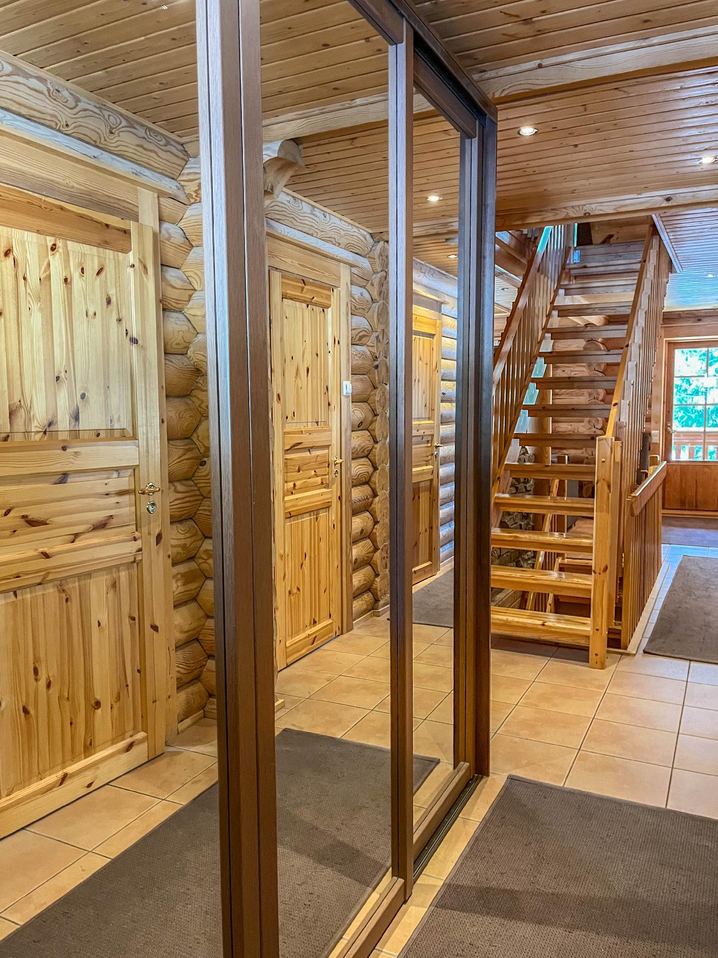 Eteisessä tilaa vaatteille ja varusteille