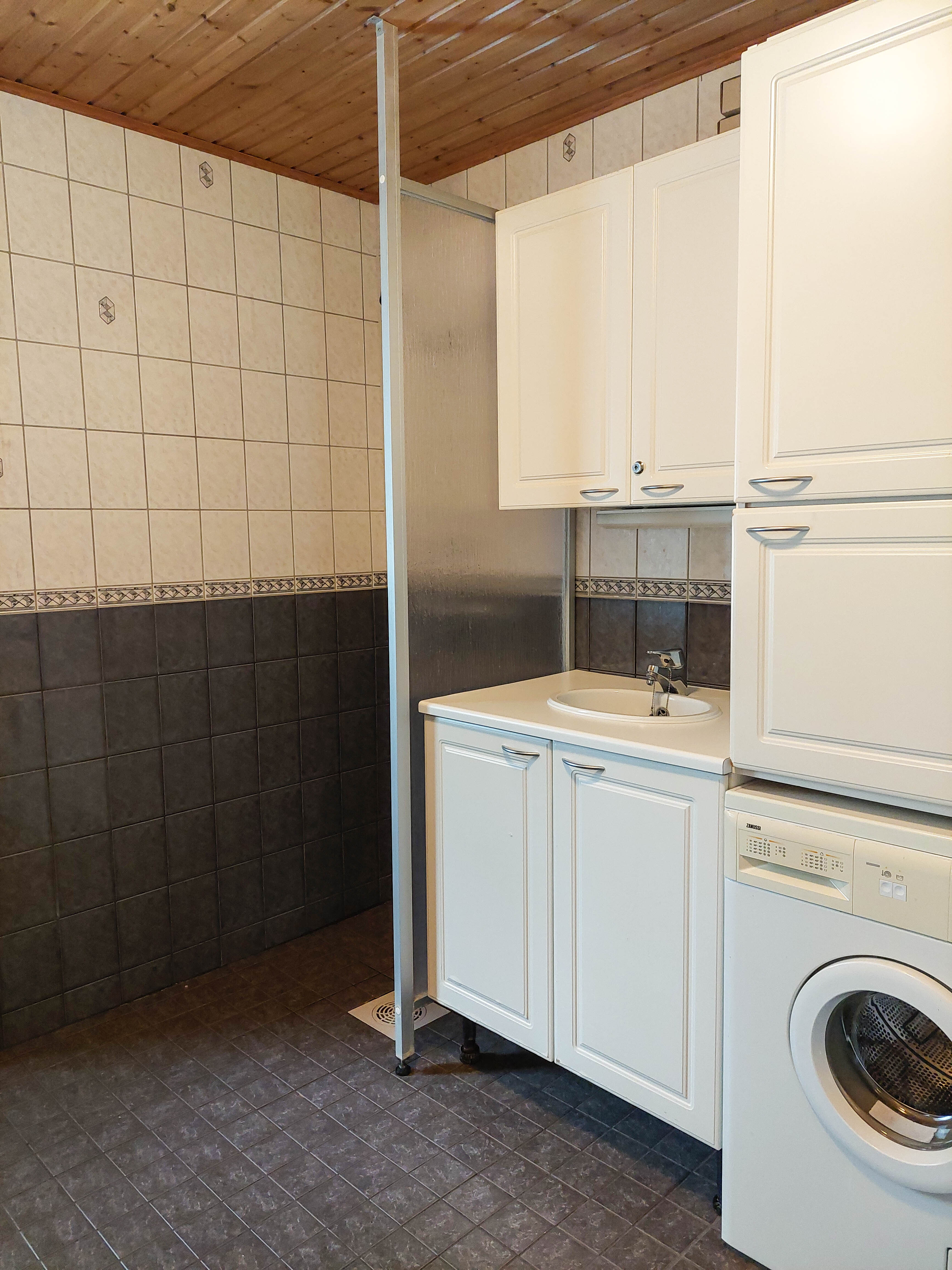 Yhdistetty kylpyhuone-ja kodinhoitotila