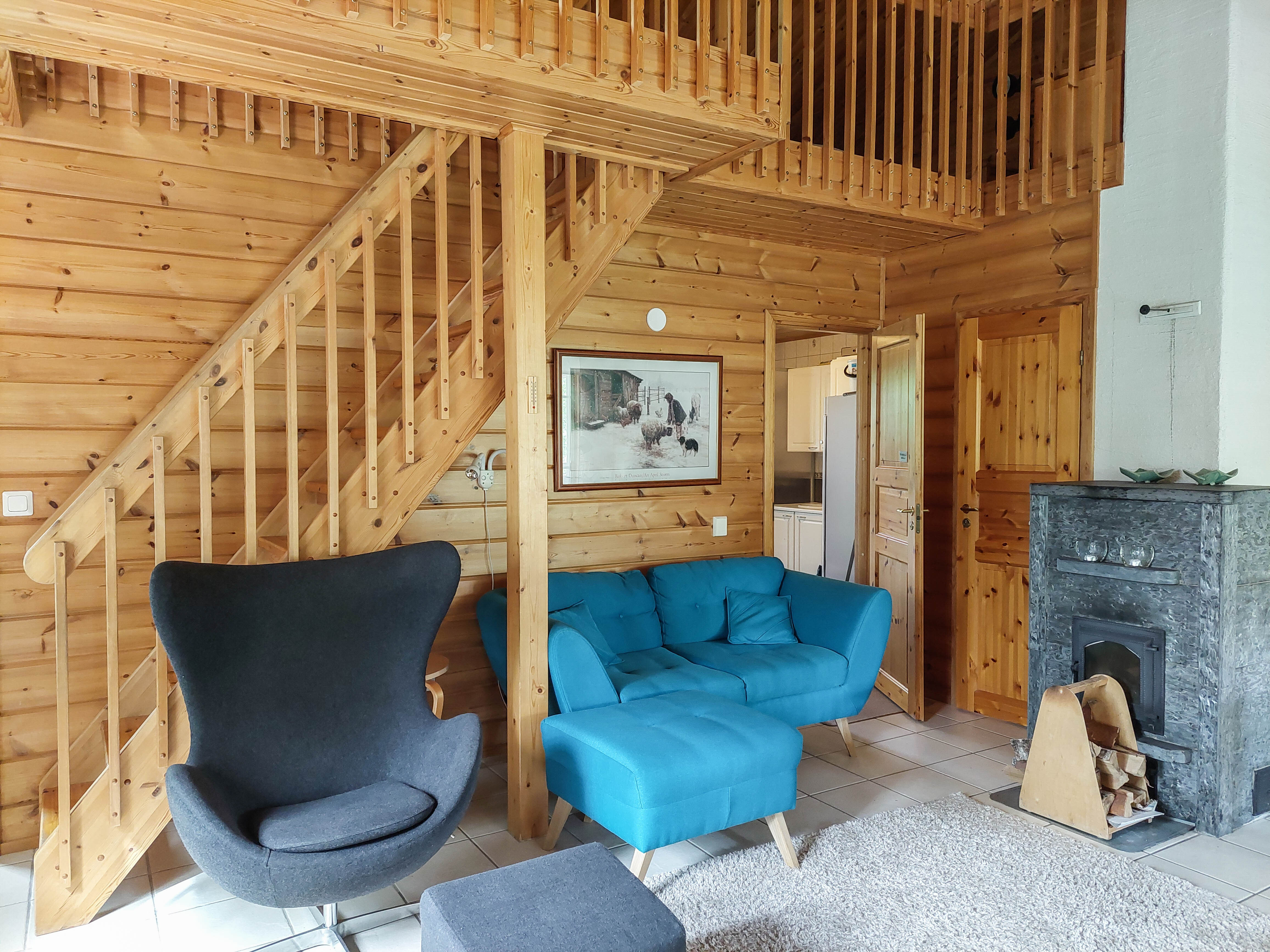 Olohuoneessa varaava takka tuomassa lämpöä ja tunnelmaa