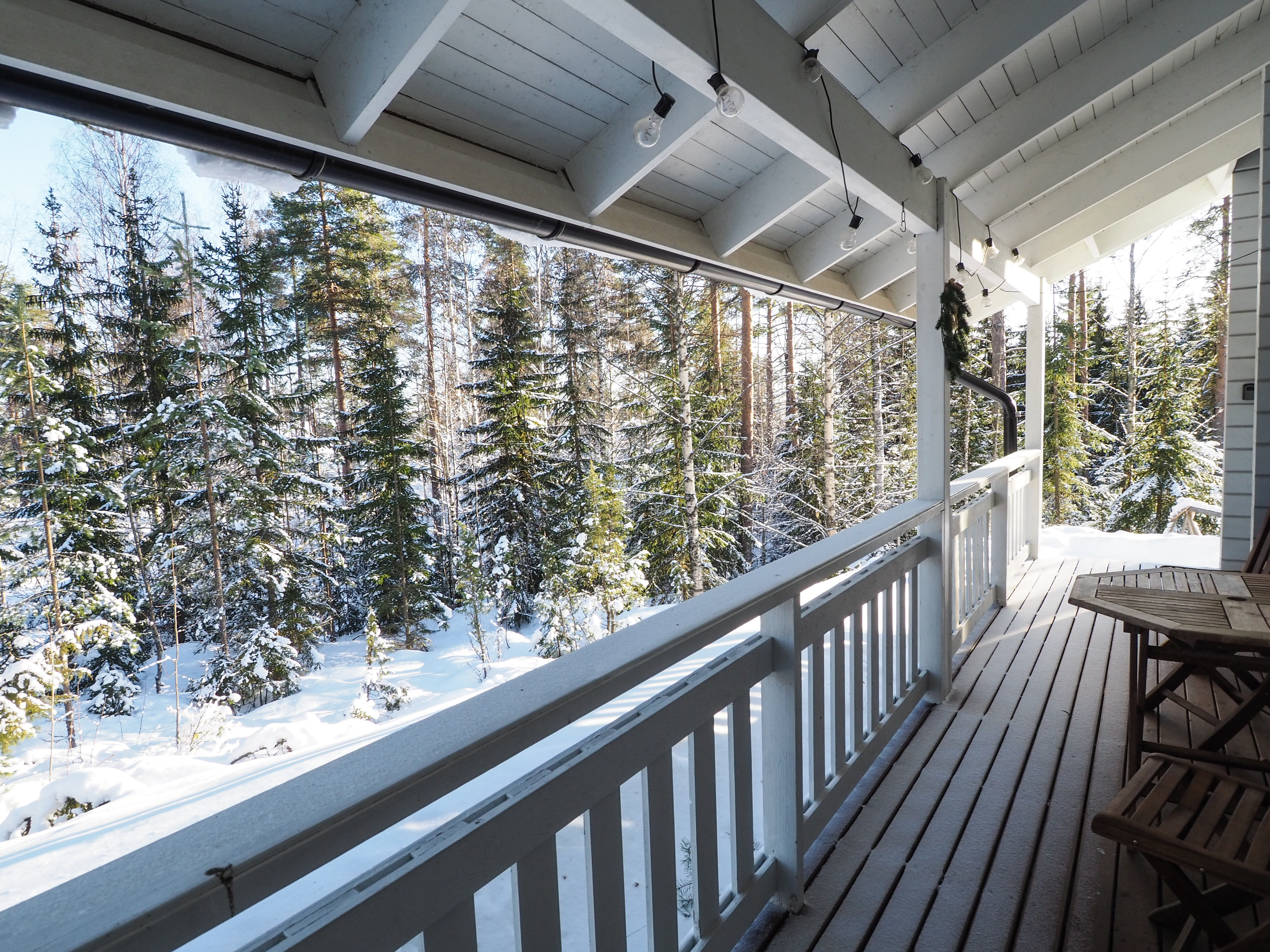 Metsäinen maisema terassilta, ei naapureita