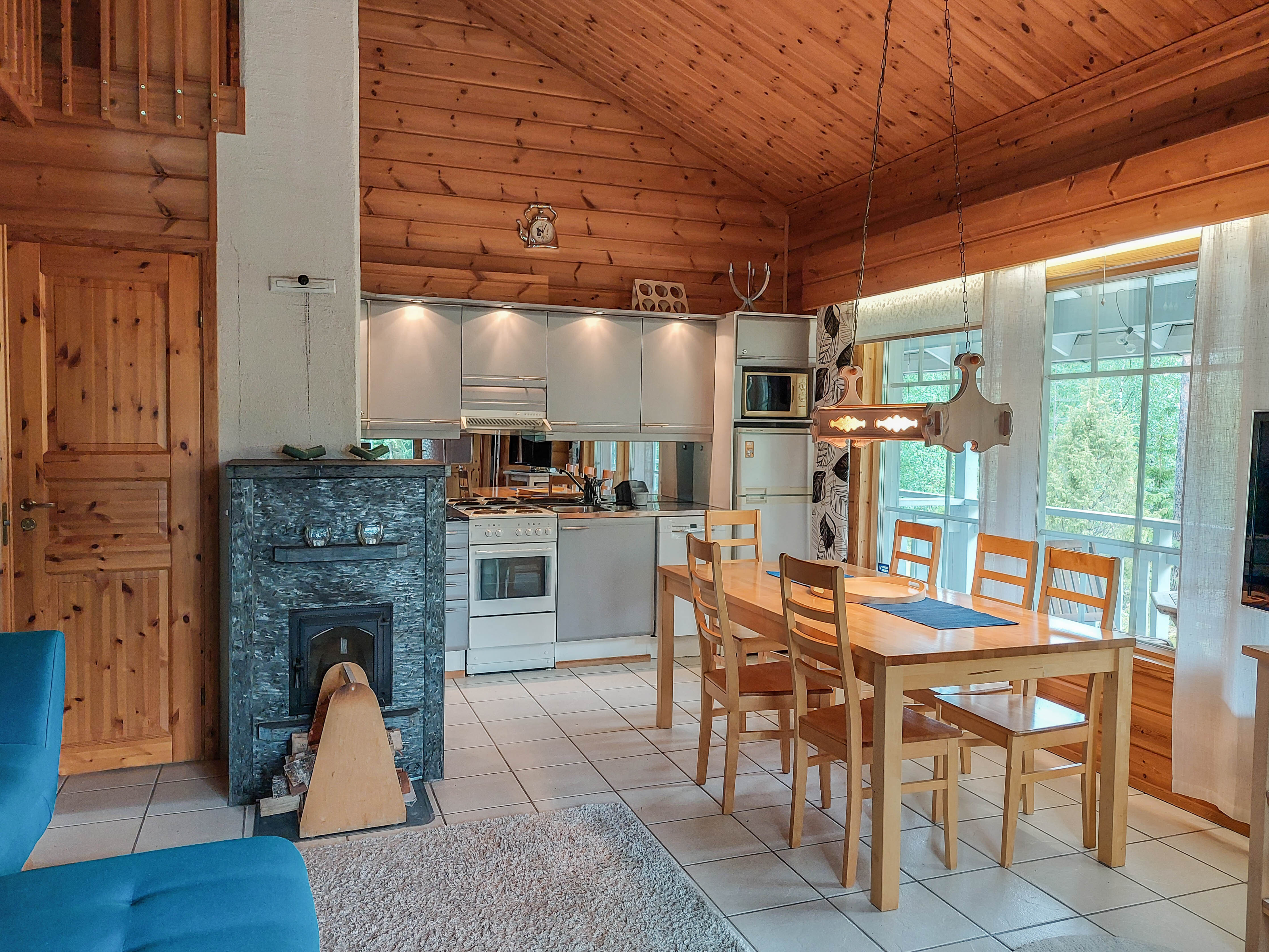 Keittiö ja olohuone yhtenäistä tilaa