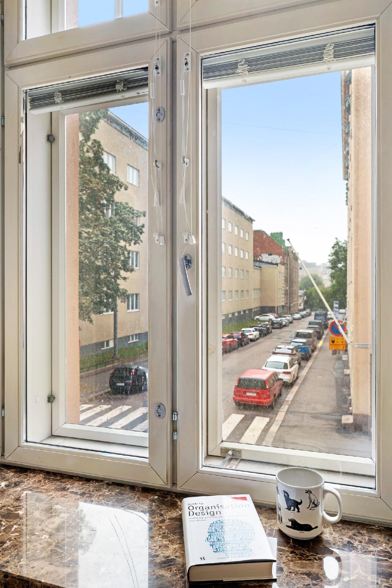 Näkymä makuuhuoneesta, ikkunalaudat marmoria!