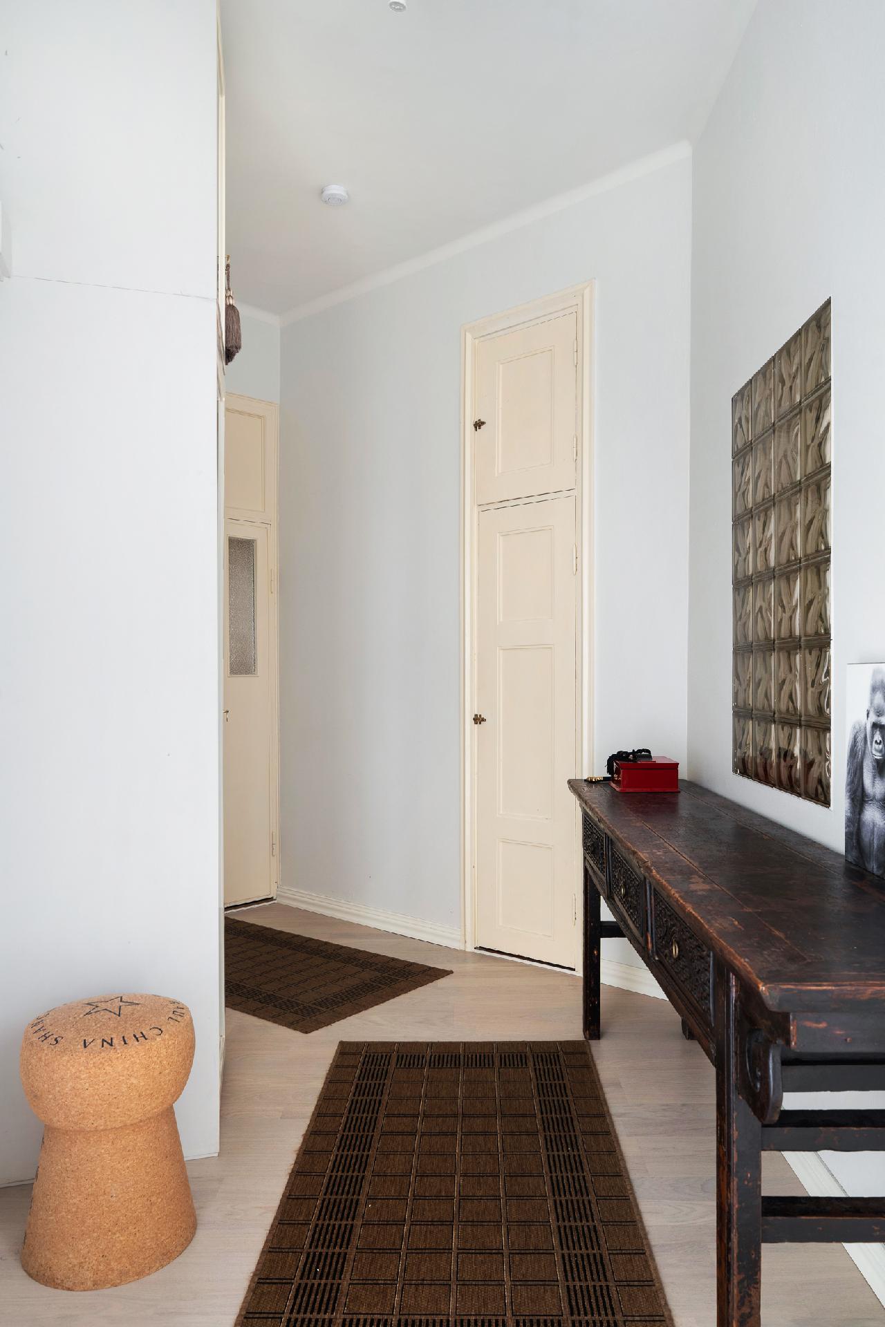 Heti eteisessä upea huonekorkeus ihastuttaa!