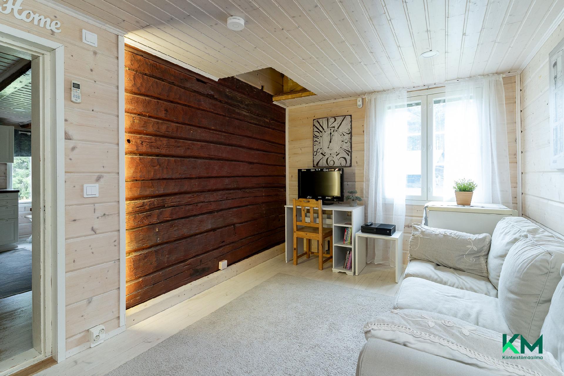 Aulahuone (katon aukolle tulossa luukku, ullakolle uusittu lattiarunko ja tehty vesivaraus mahdollista asuintilojen laajennusta varten)