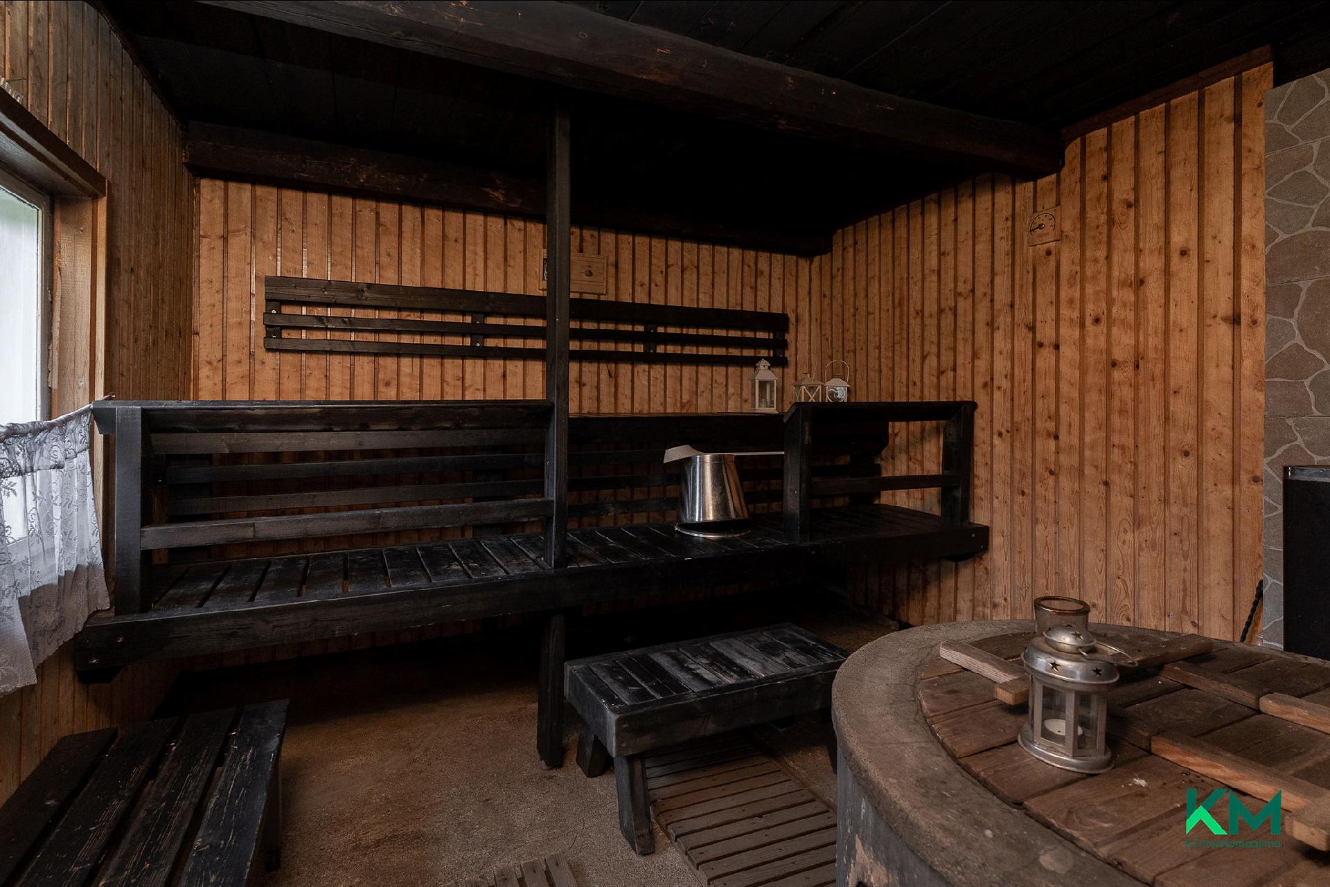 Tilava ja tunnelmallinen pihasauna.