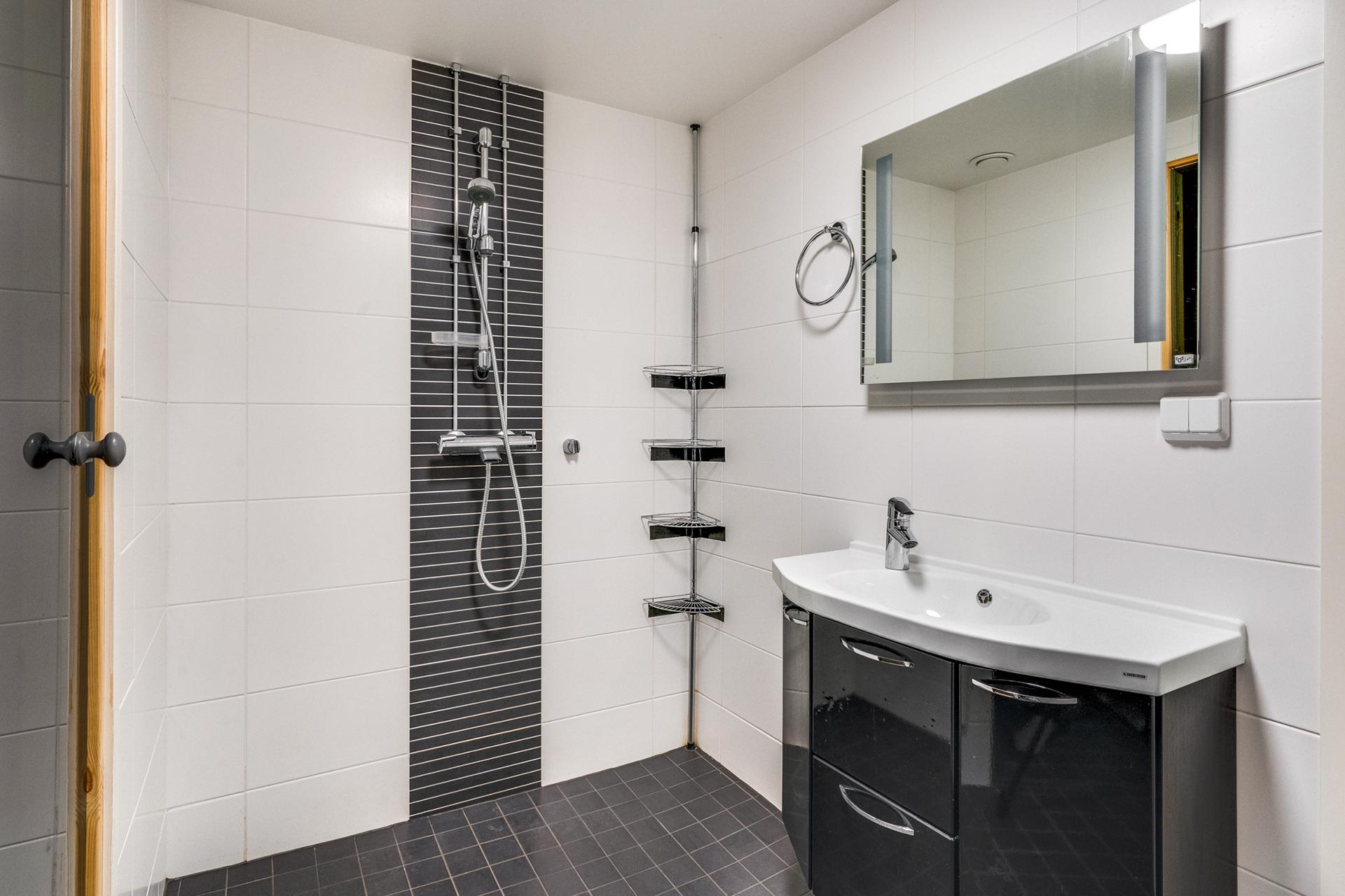 Raikas kylpyhuone ja sauna on remontoitu putkiremontin yhteydessä v. 2016