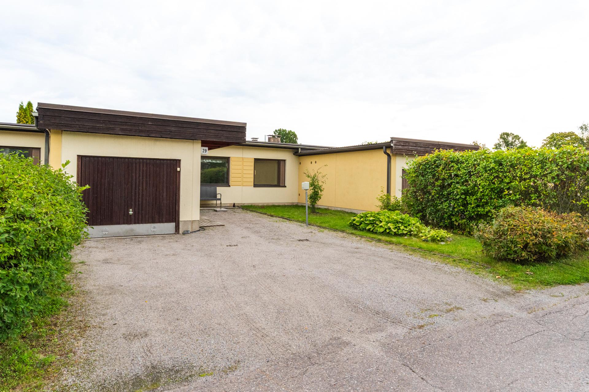 Etupihalla on tilaa useammallekin autolle