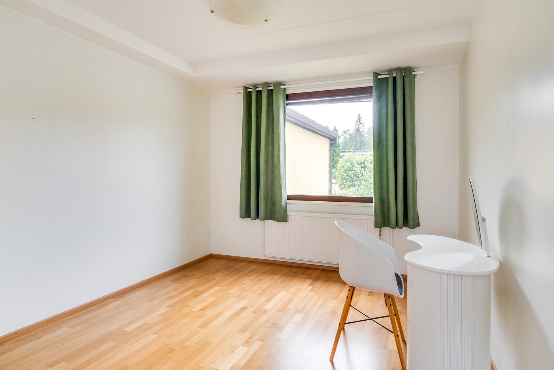 Makuuhuone 2, ikkuna etupihan puolelle