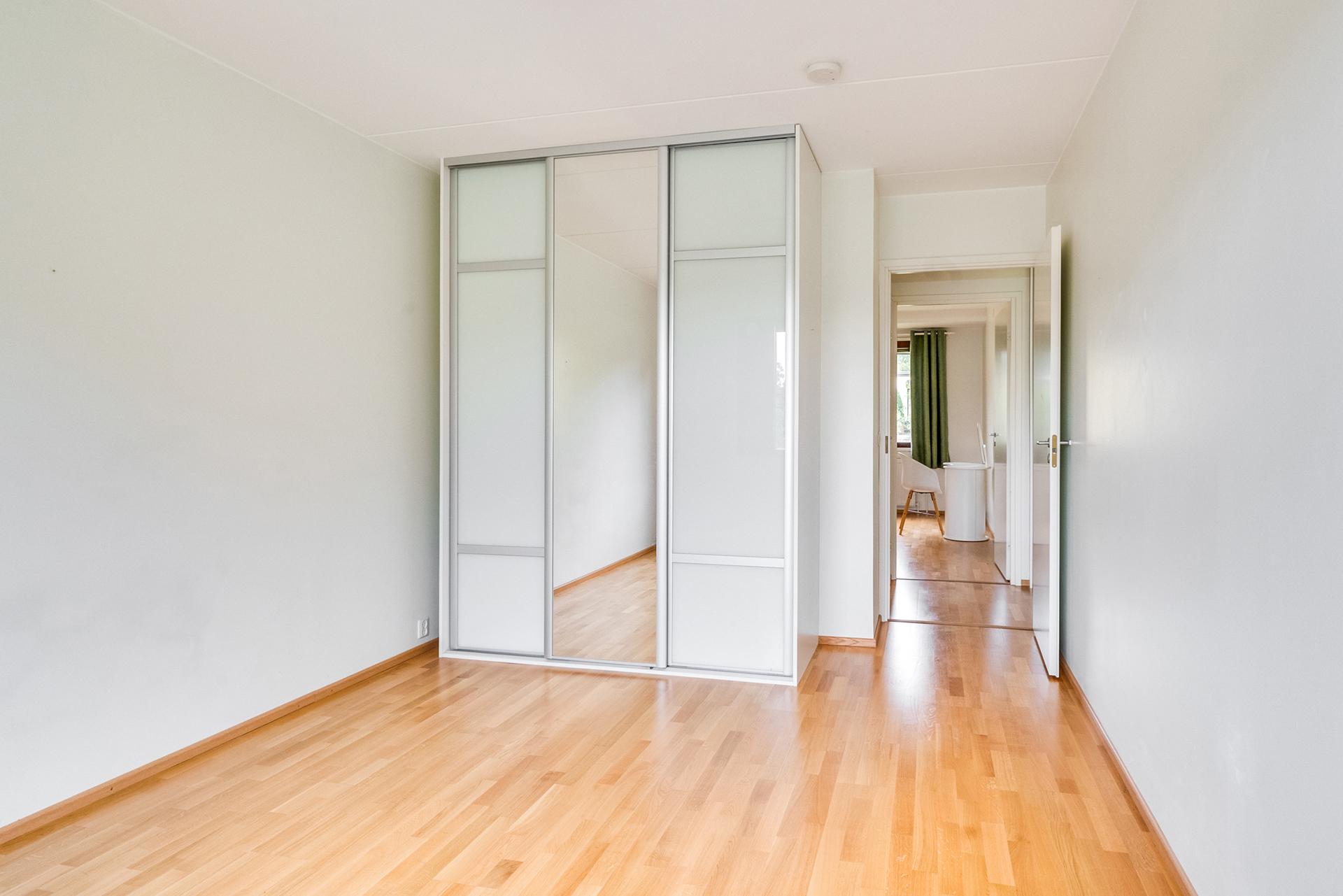 Makuuhuone 3, liukuovikaapisto