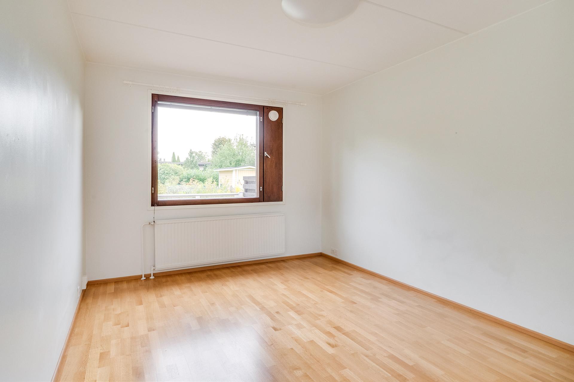 Makuuhuone 3, ikkuna takapihan puolelle