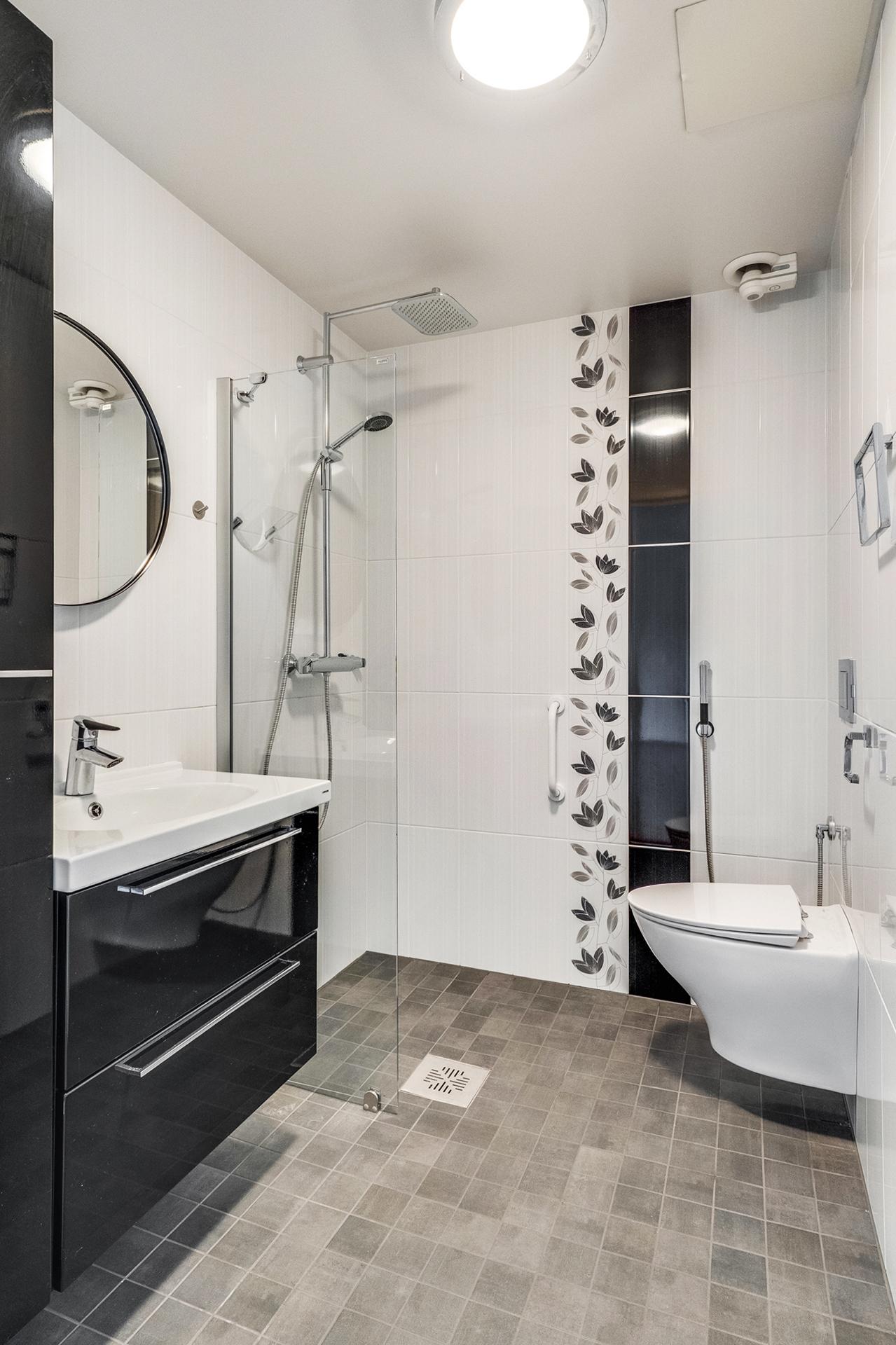 Esteetön toinen kylpyhuone on tehty v. 2016