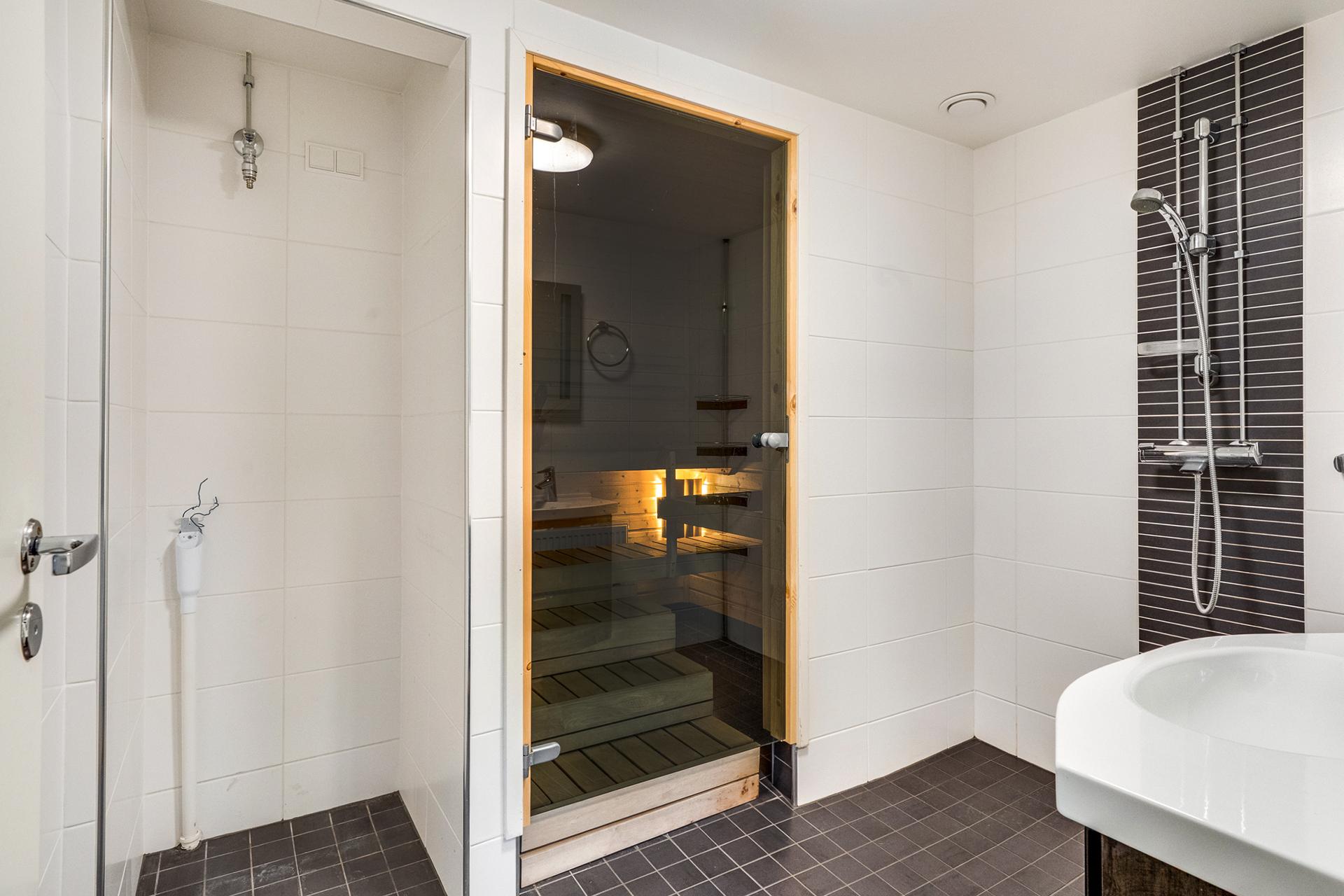 Tilavassa kylpyhuoneessa on paikka pesutornille