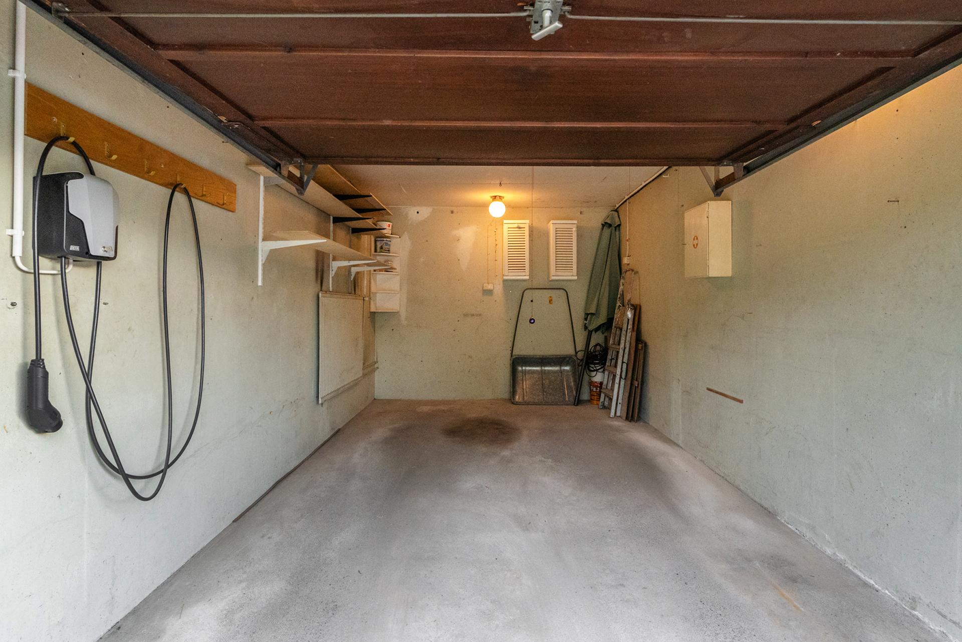 Autotallissa on sähköauton latauspiste