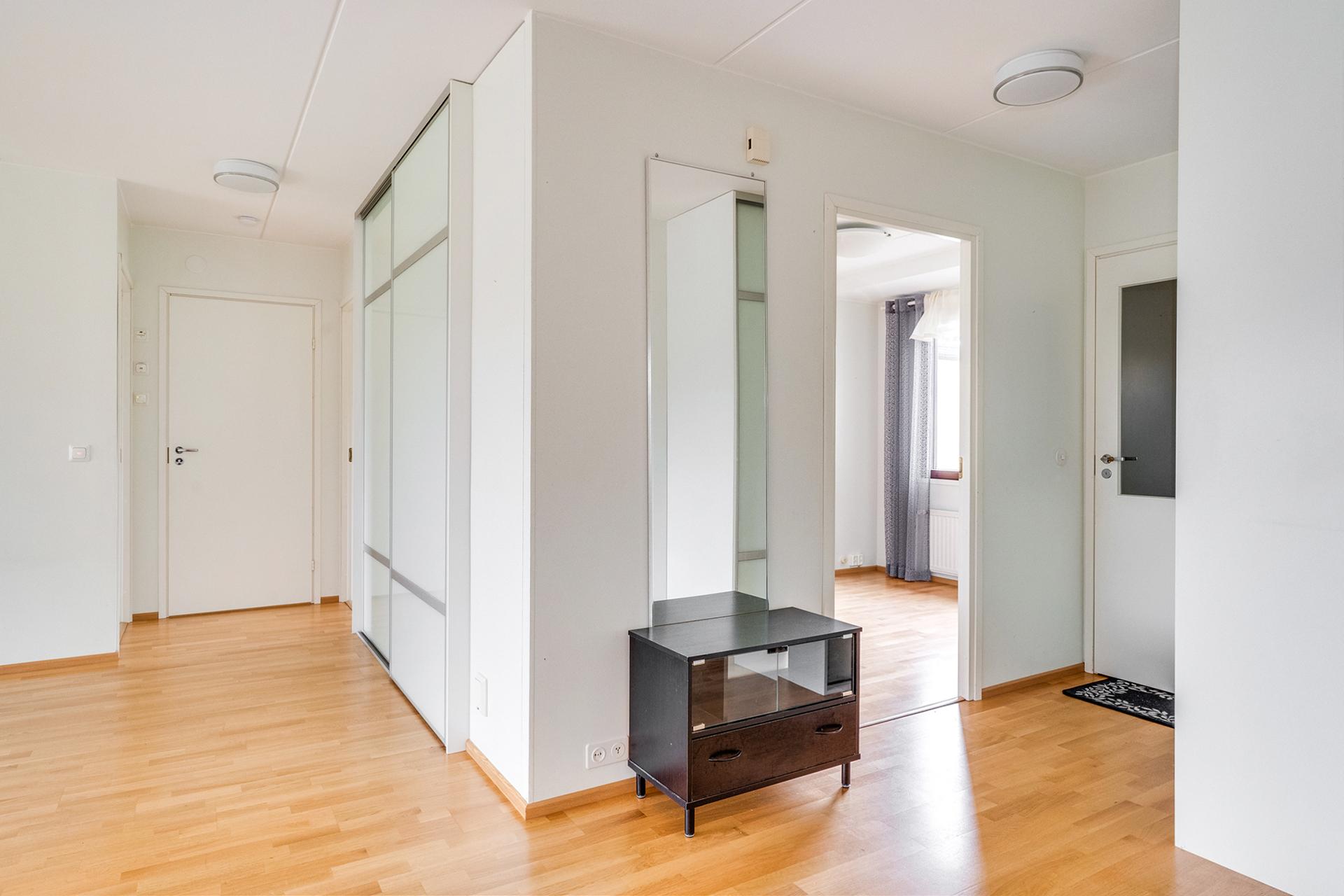 Liukuovikaapisto myös olohuoneen puolella