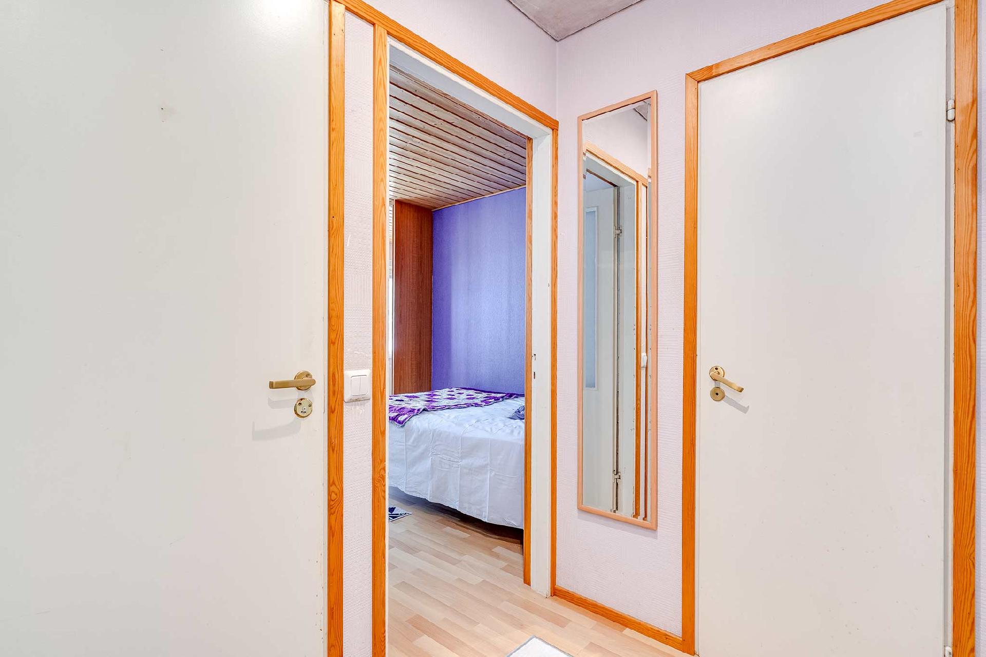 Eteisestä käynti makuu-, kylpy- ja vaatehuoneeseen.