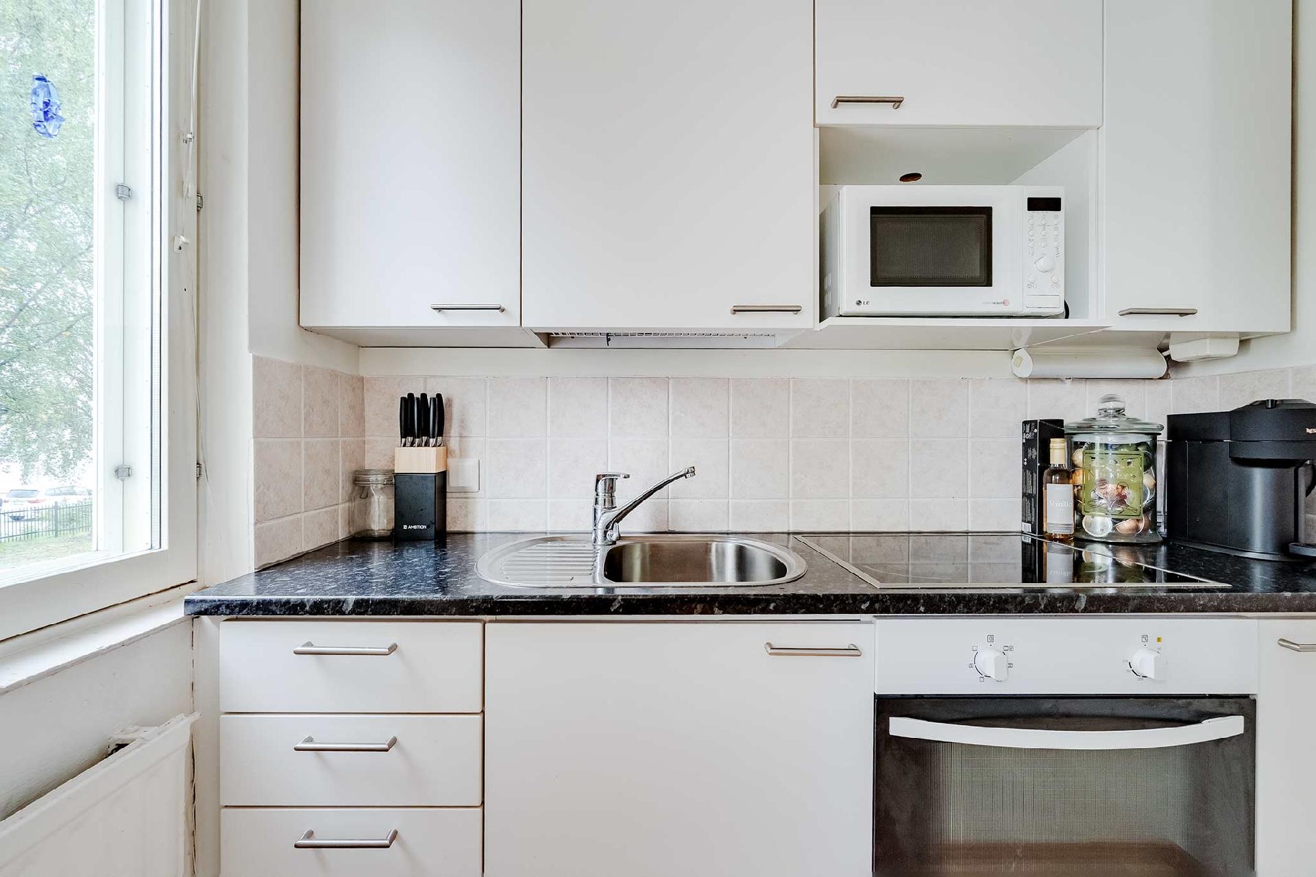 Raikas keittiö on remontoitu vuonna 2014.