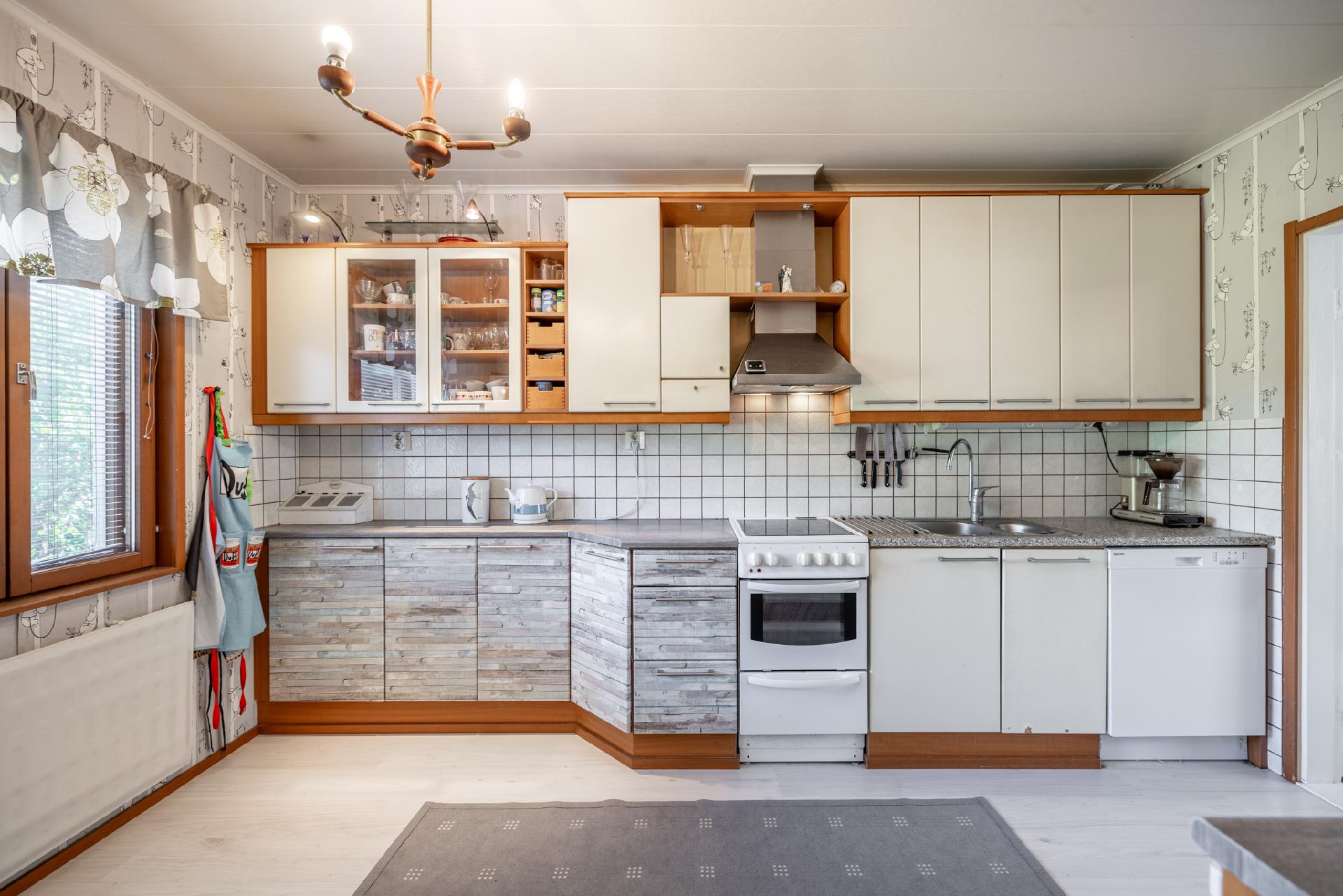 Keittiössä on hyvin laskutilaa