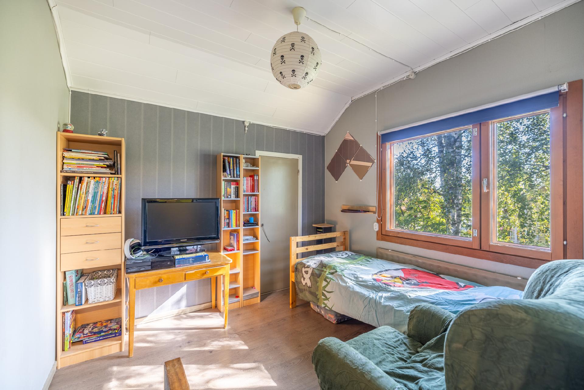 Yläkerran makuuhuone 2