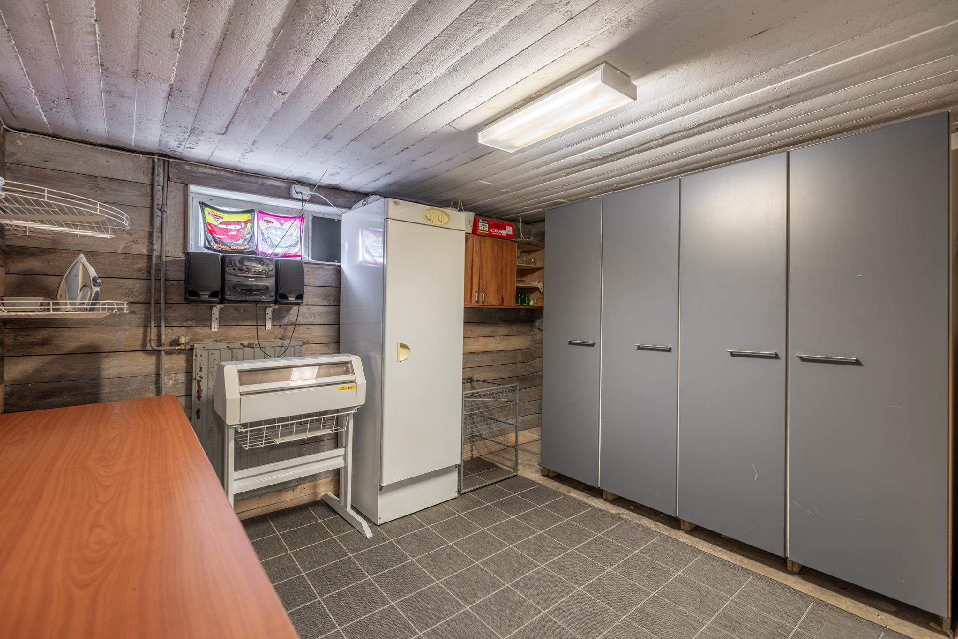 Alakerran kodinhoitohuone/ varasto