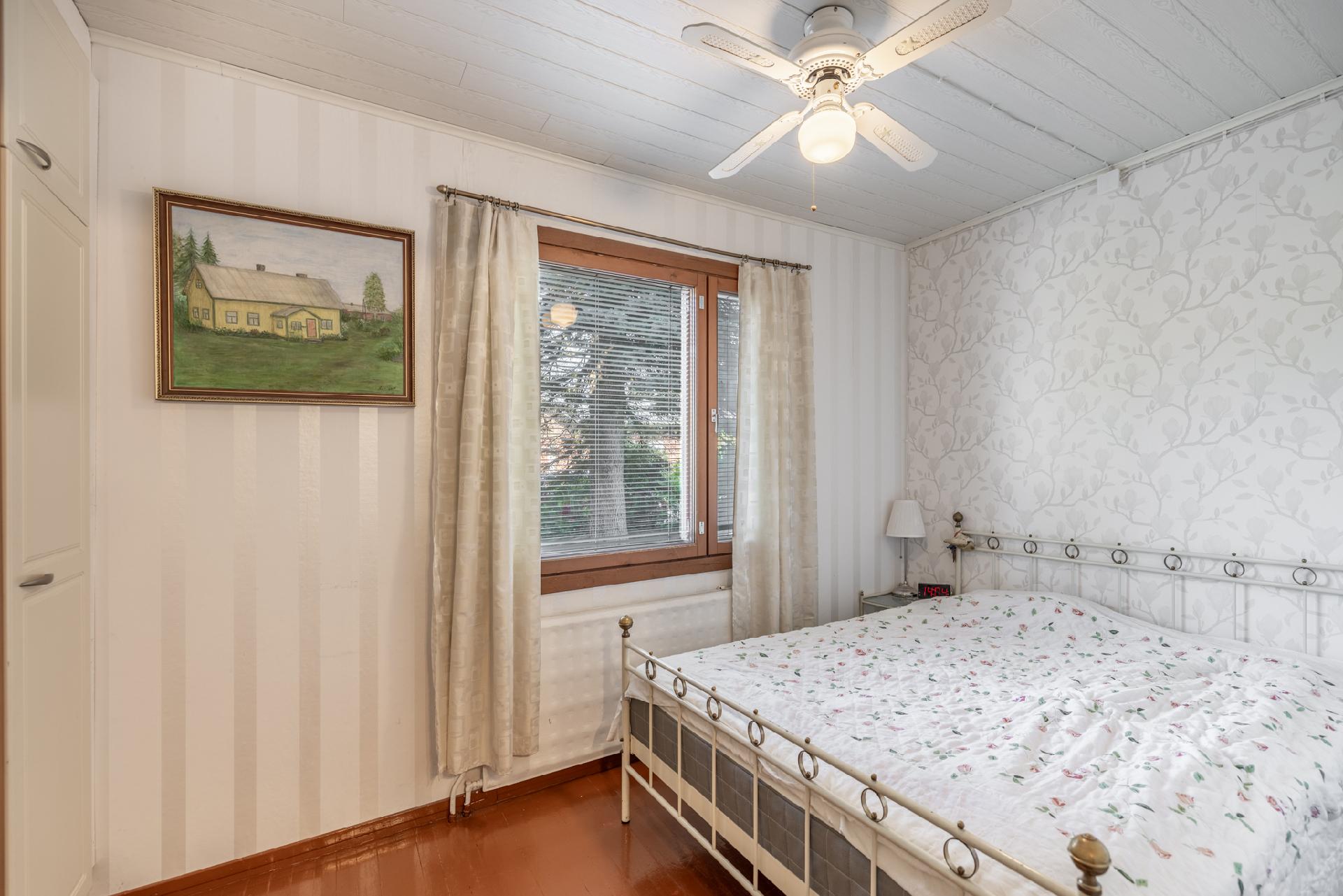 Keskikerroksen makuuhuone 1