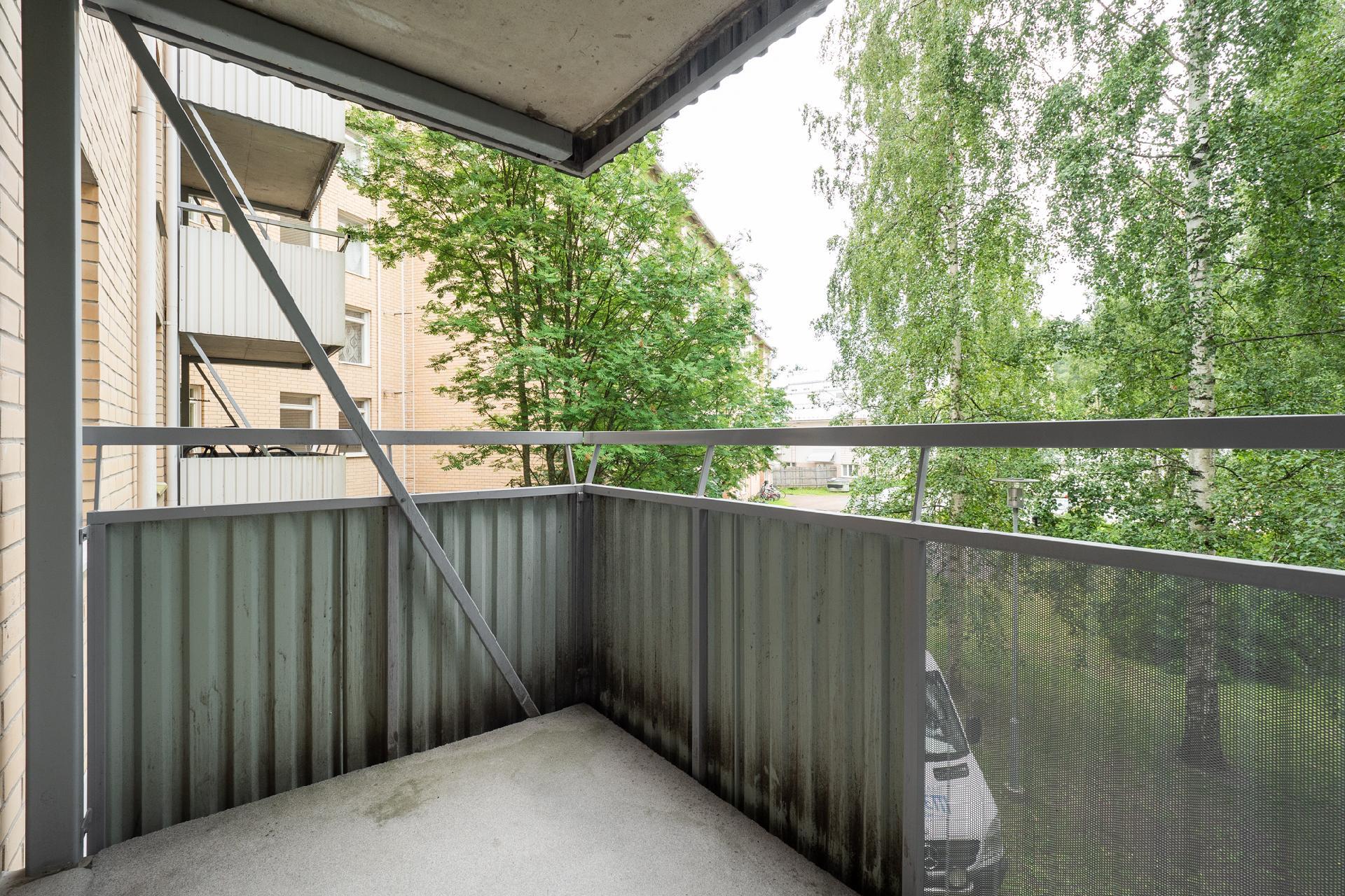 Tilava parveke sisäpihan puolelle