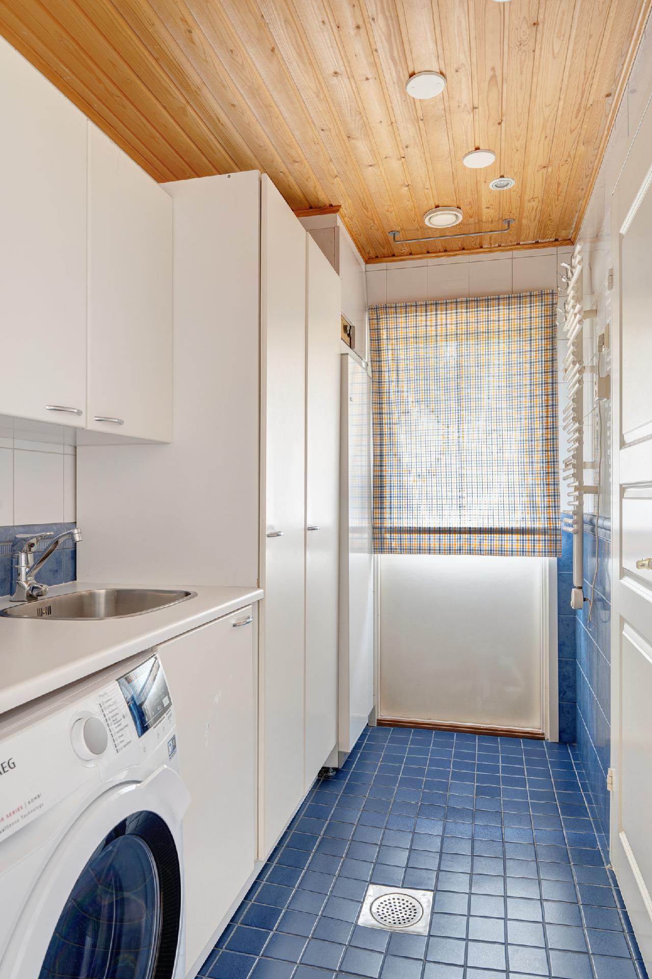 Kodinhoitohuoneesta kulku ulos