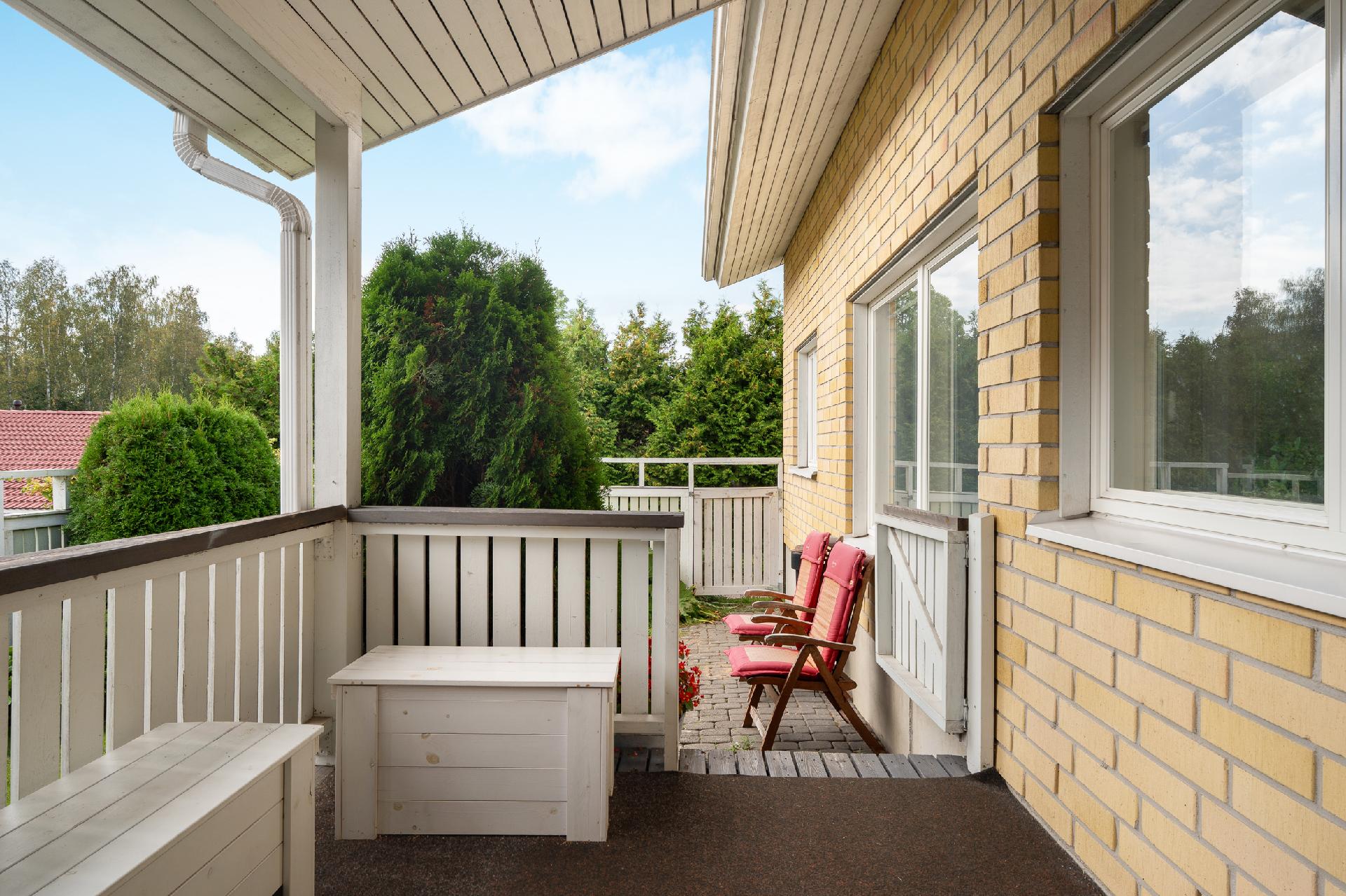 Osa terassista katettu