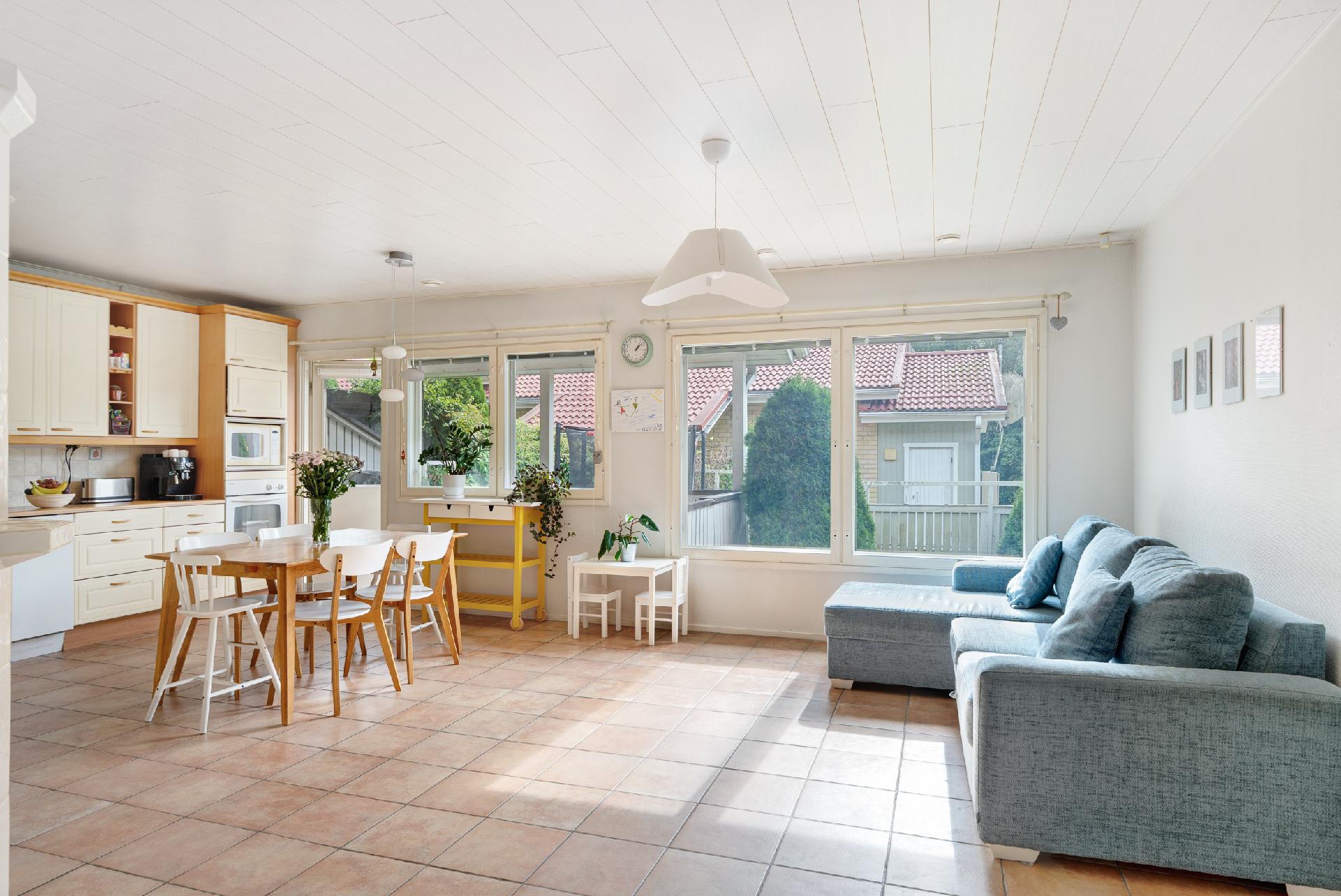 Avaraa tilaa yhdistetyssä keittiö-olohuoneessa