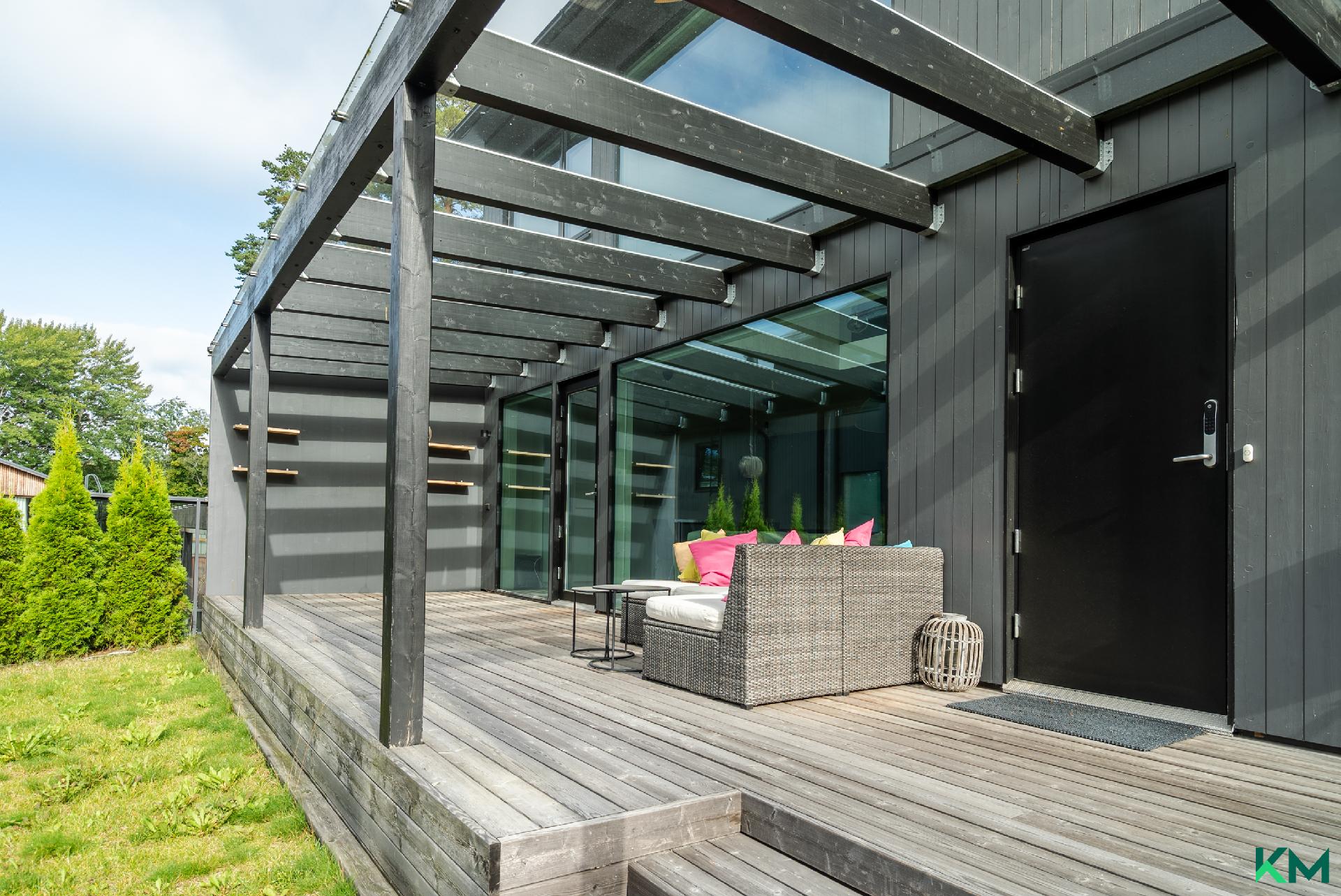 Terassi on suuri ja katettu