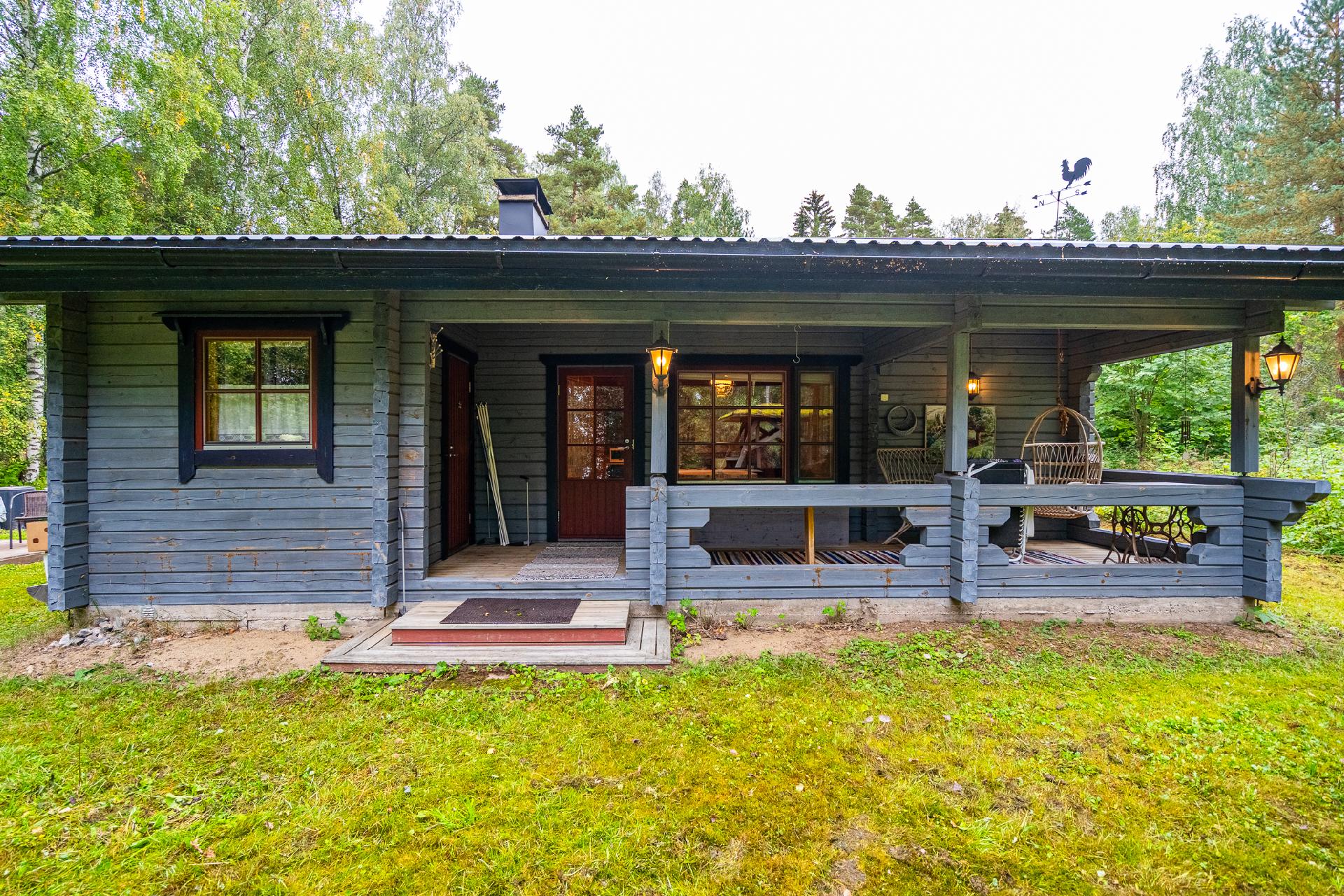 Mökki terassin puolelta