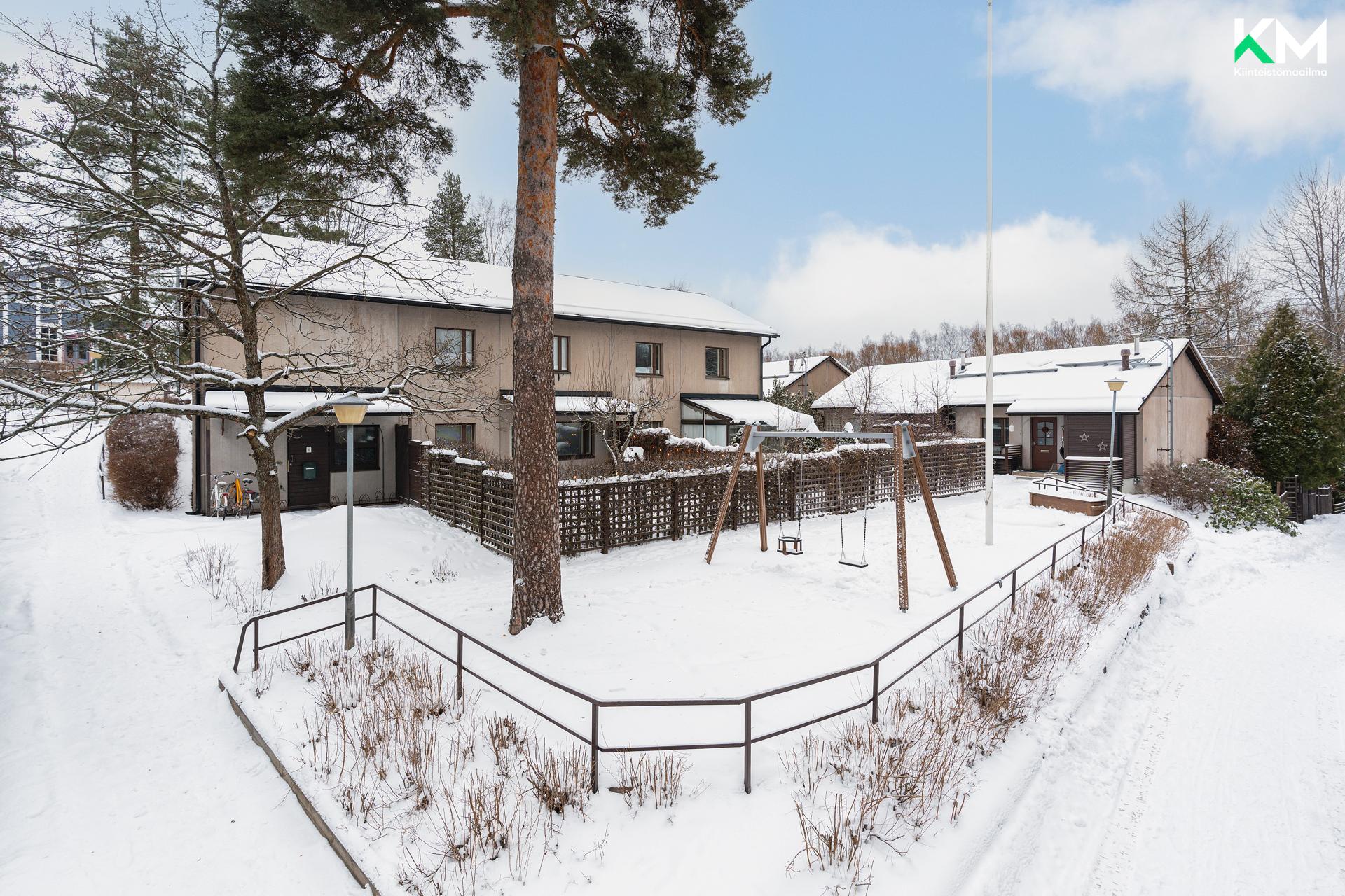 Taoyhtiön sisäpiha, asunto taustalla