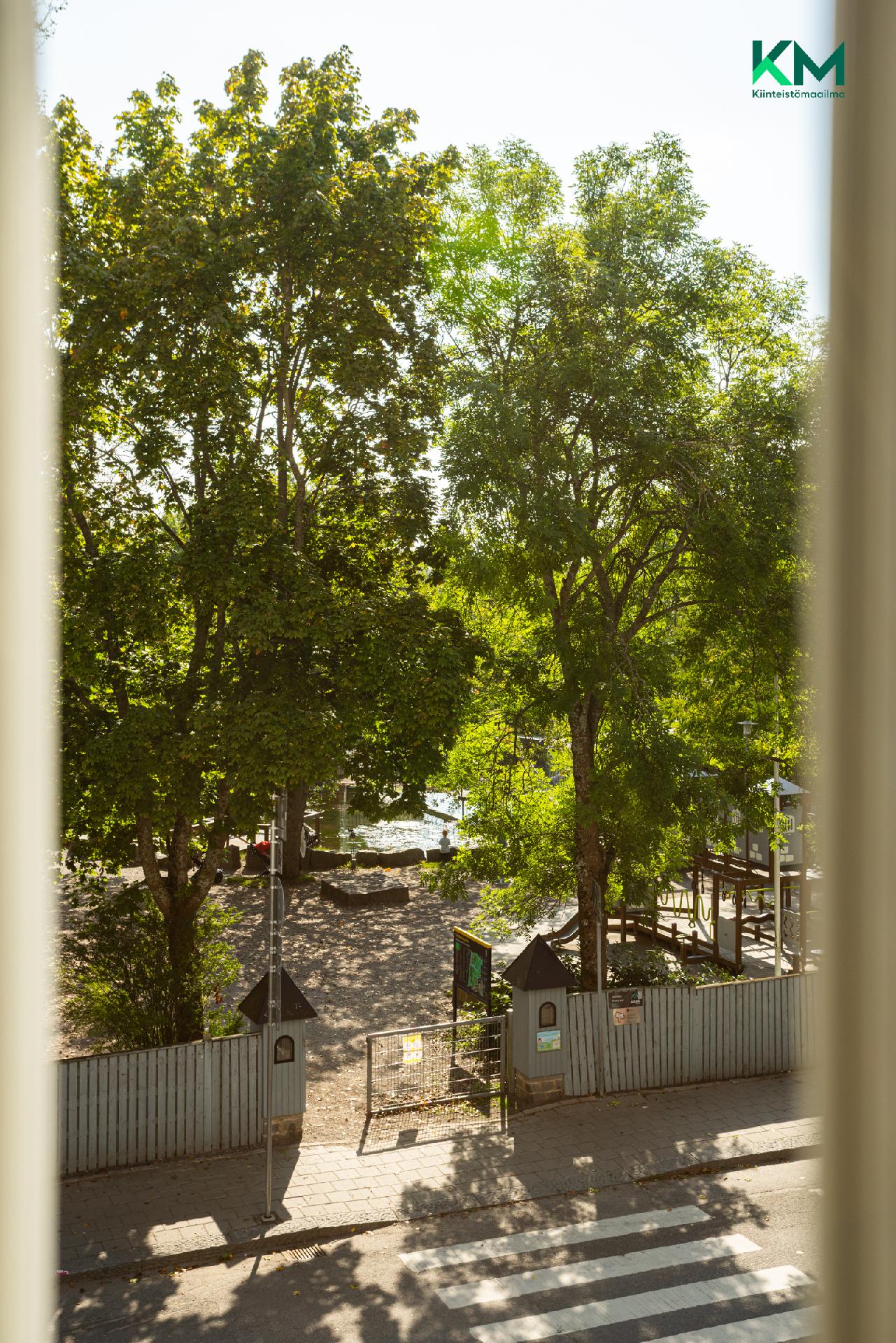 Näkymä asunnon ikkunasta