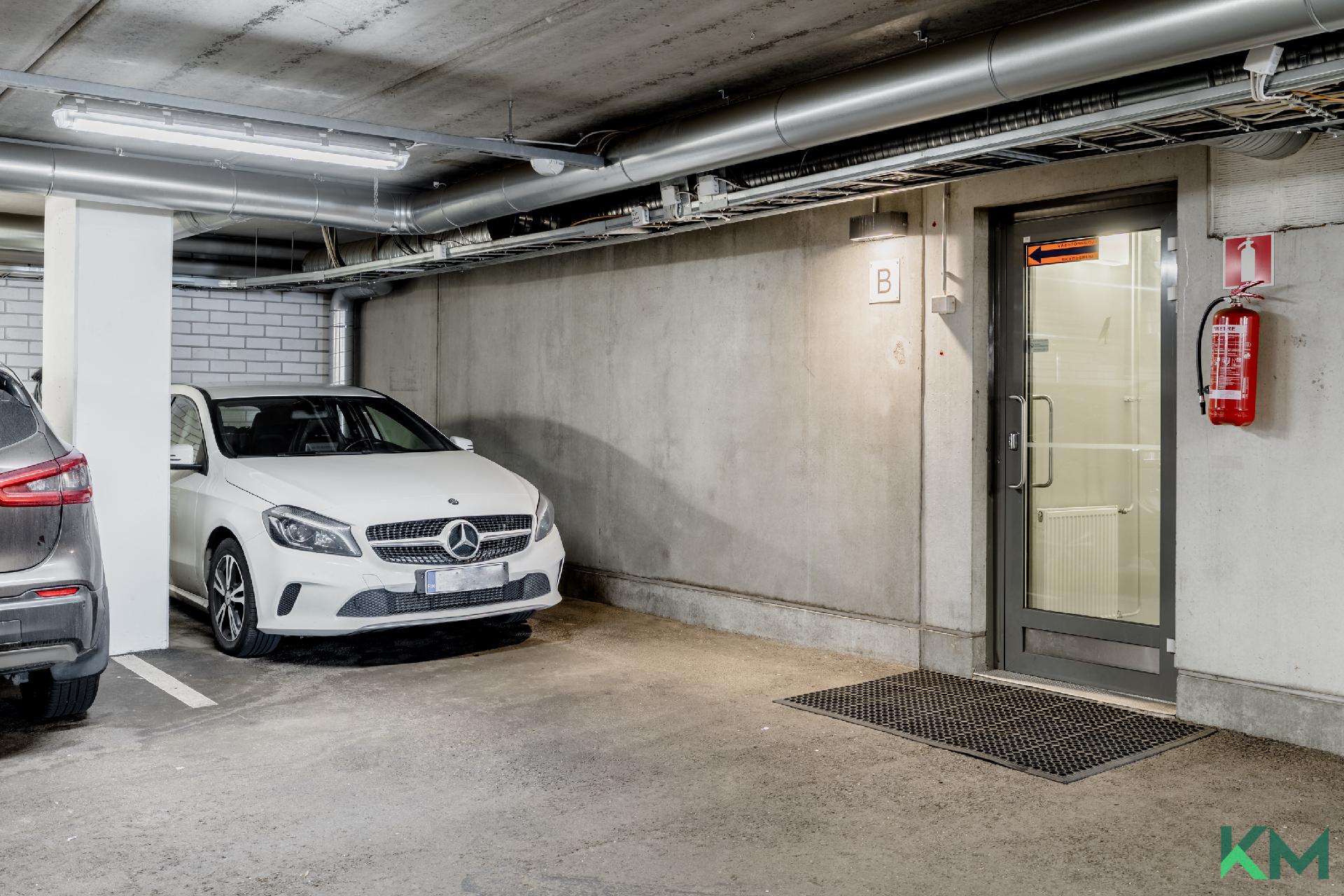 Autopaikka sisäänkäynnin vieressä