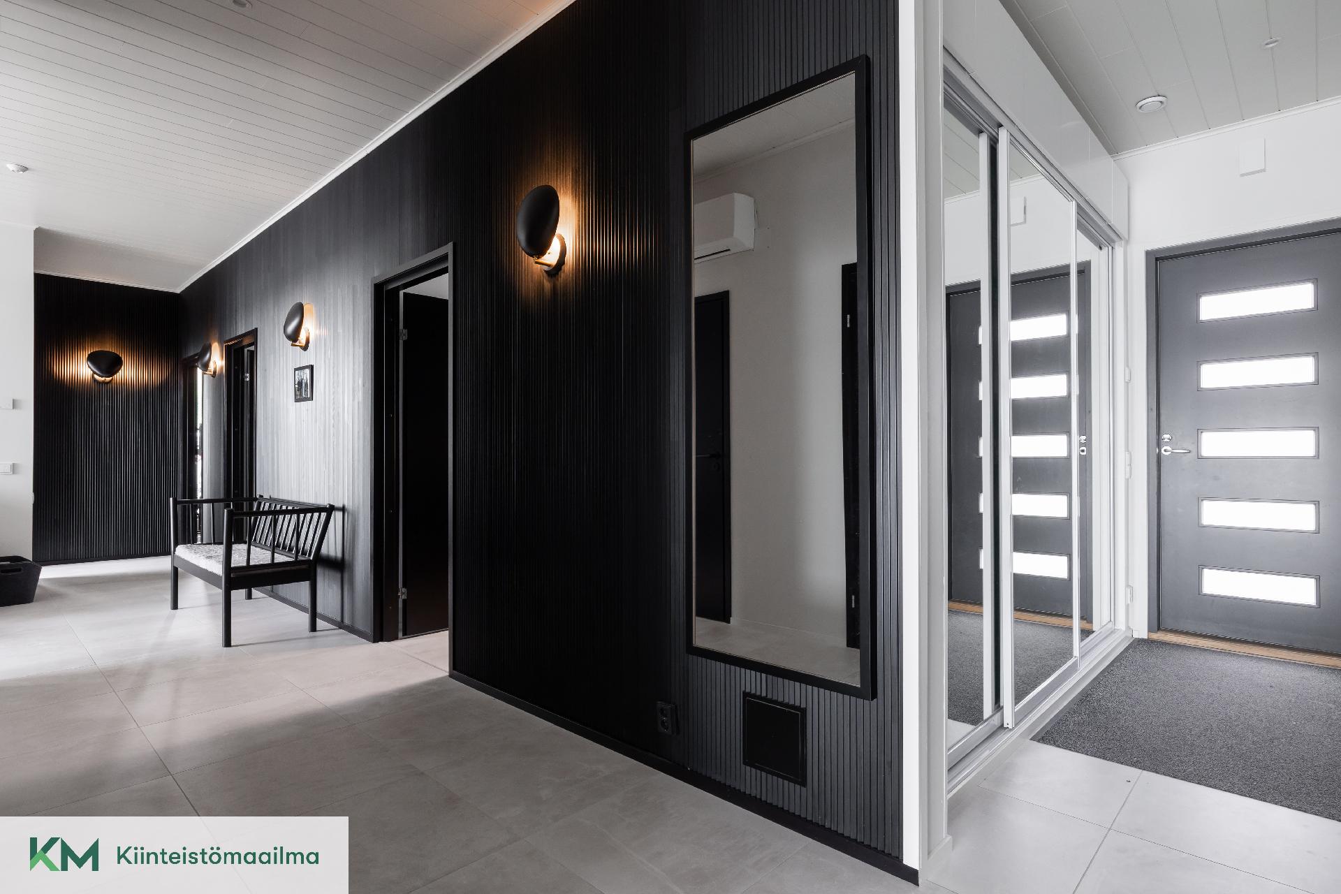 Yhteisissä tiloissa kaunis suurilaattainen lattia