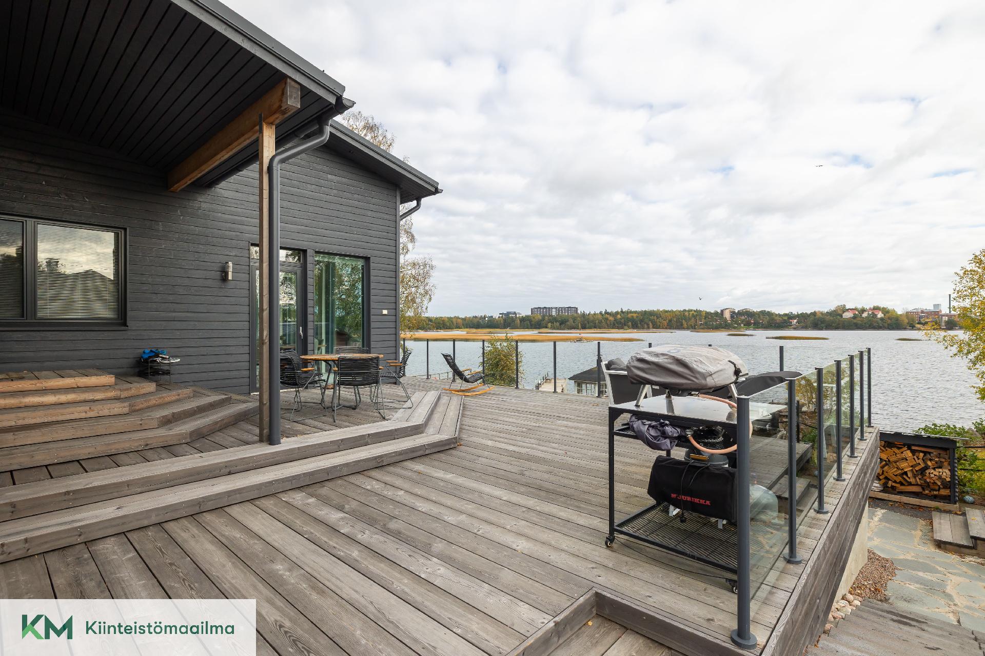 Suuri terassi on helppohoitoista Siperian lehtikuusta