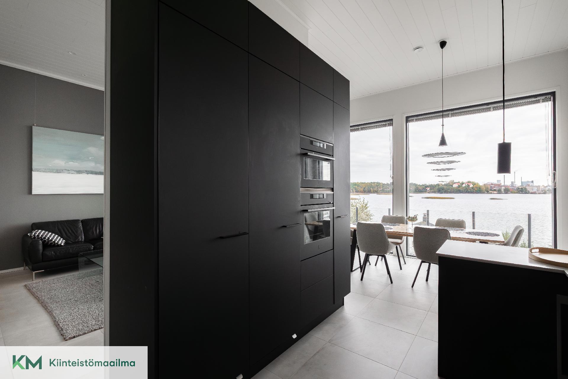 Mattamustat A la Carten kaapistot, tasot ja välitila kiveä