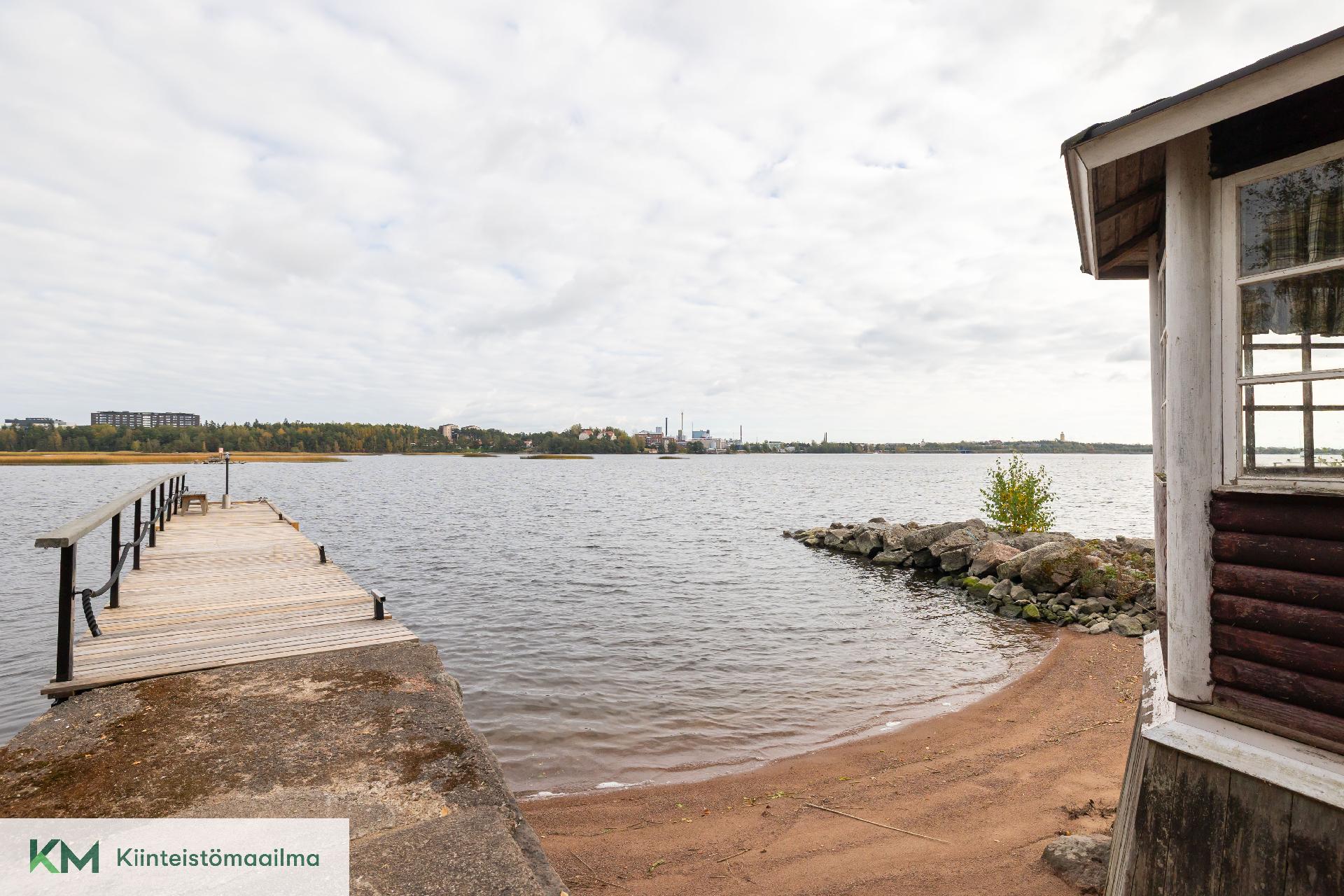 Tukeva laituri ja hiekkarantaa