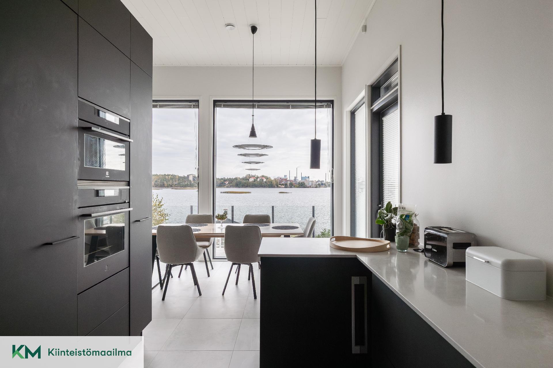 Laadukas keittiö, jossa kodinkoneet tyylikkäästi integroitu